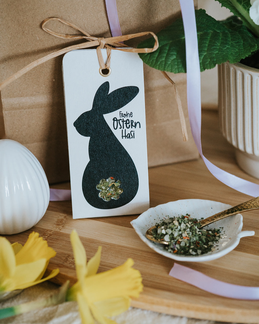 Minimalistischer Geschenkanhänger zu Ostern mit Hasenmotiv und fröhlichem Spruch