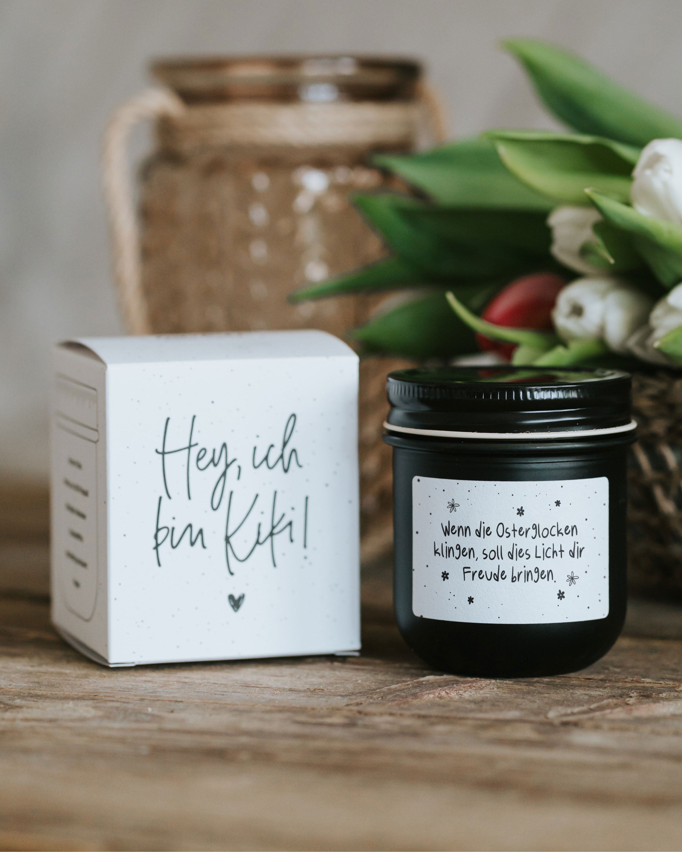 Osterkerze als achtsames Geschenk mit ruhiger Botschaft und warmem Kerzenlicht