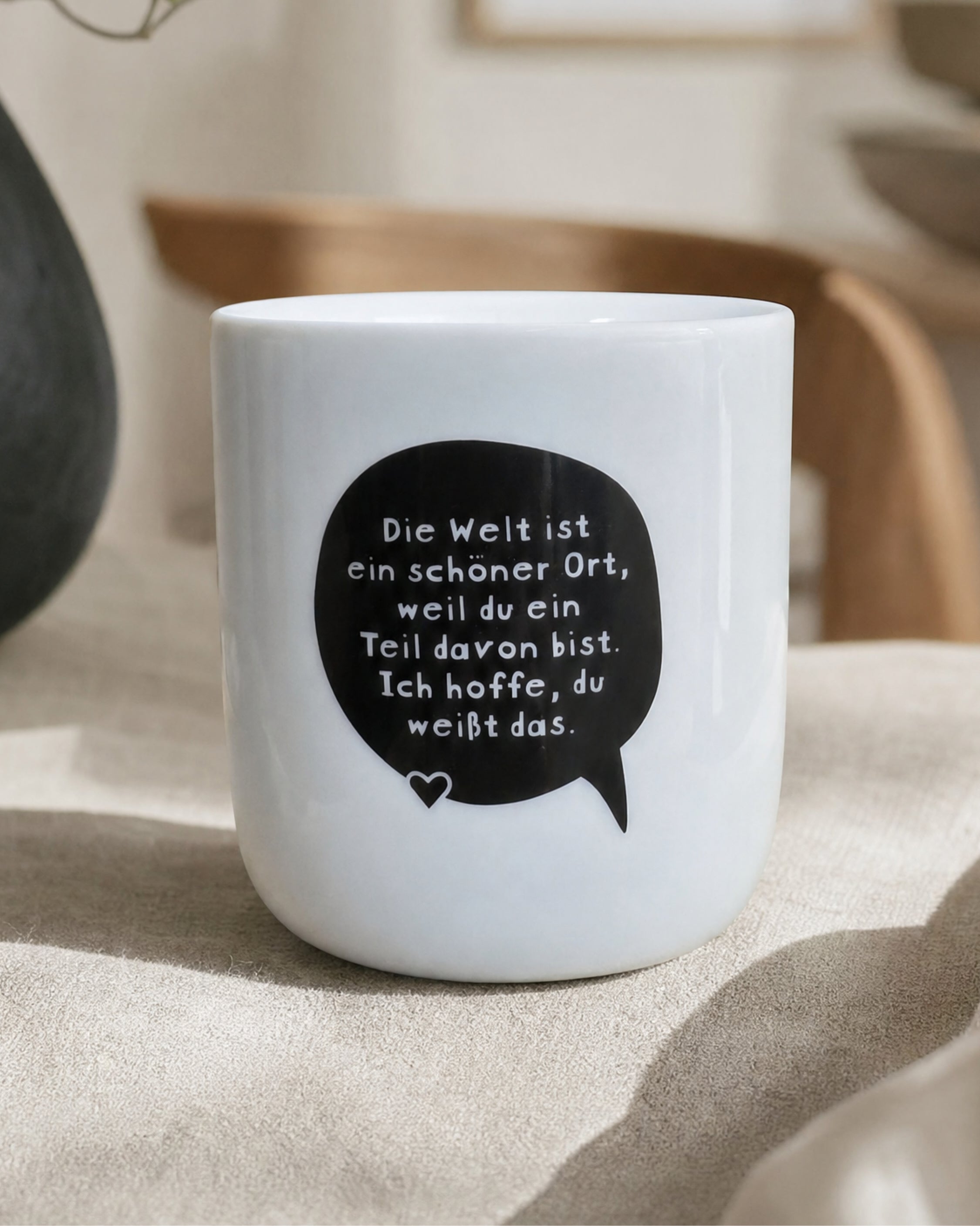 Porzellanbecher mit Spruch über Wertschätzung in Schwarz-Weiß