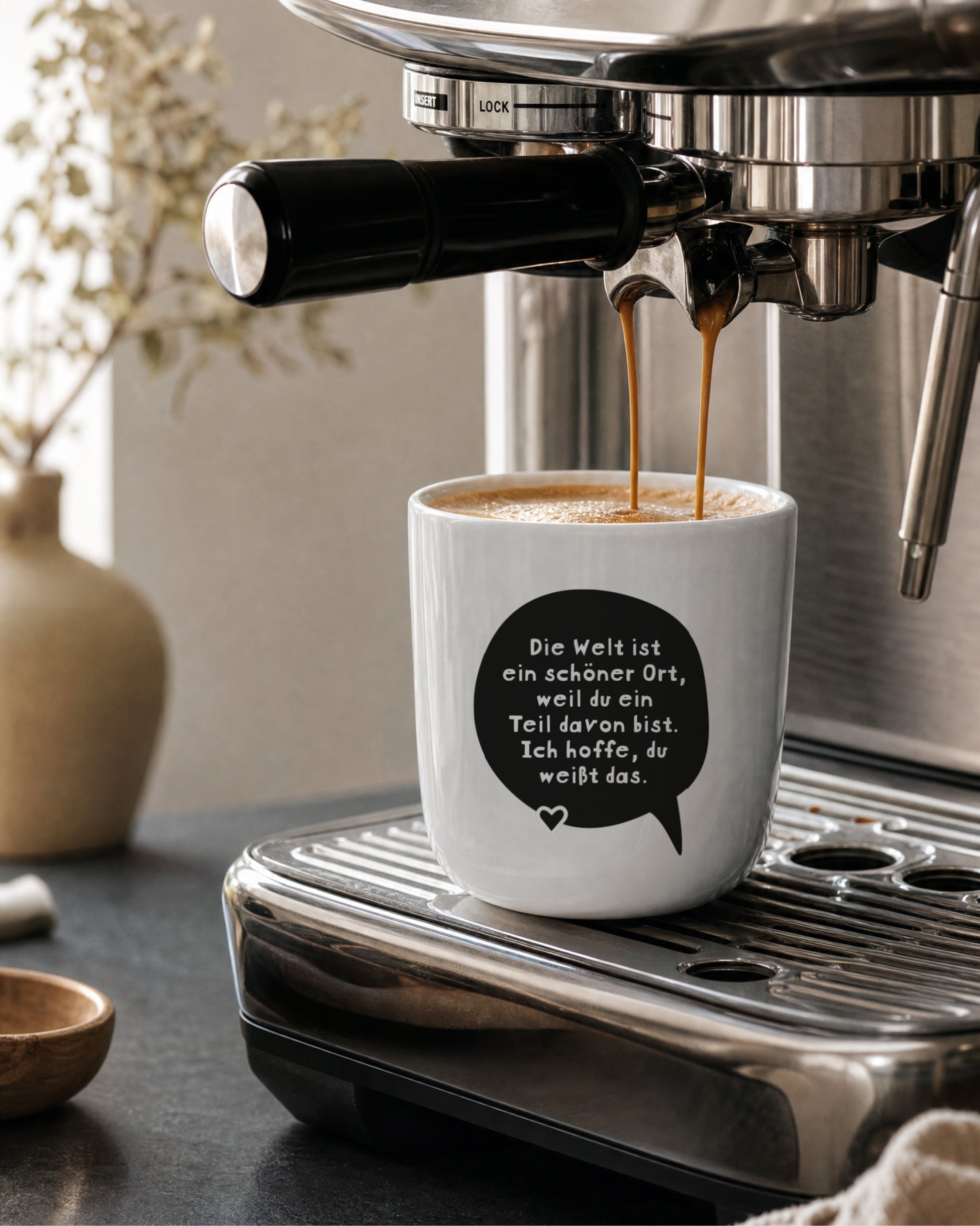 Schwarz-weißer Kaffeebecher mit langem Schriftzug
