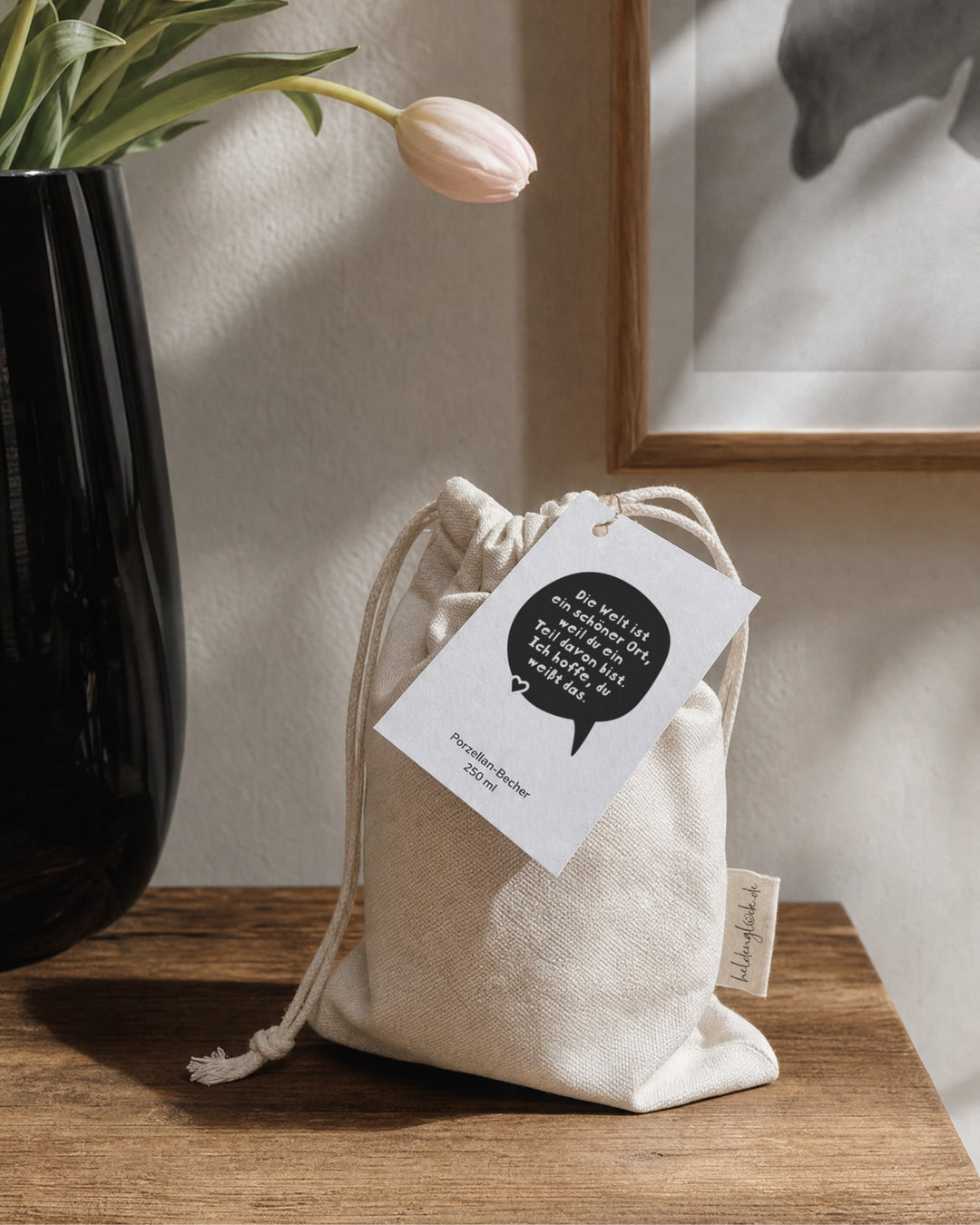 Liebevoll verpacktes Geschenk: Becher mit Spruch
