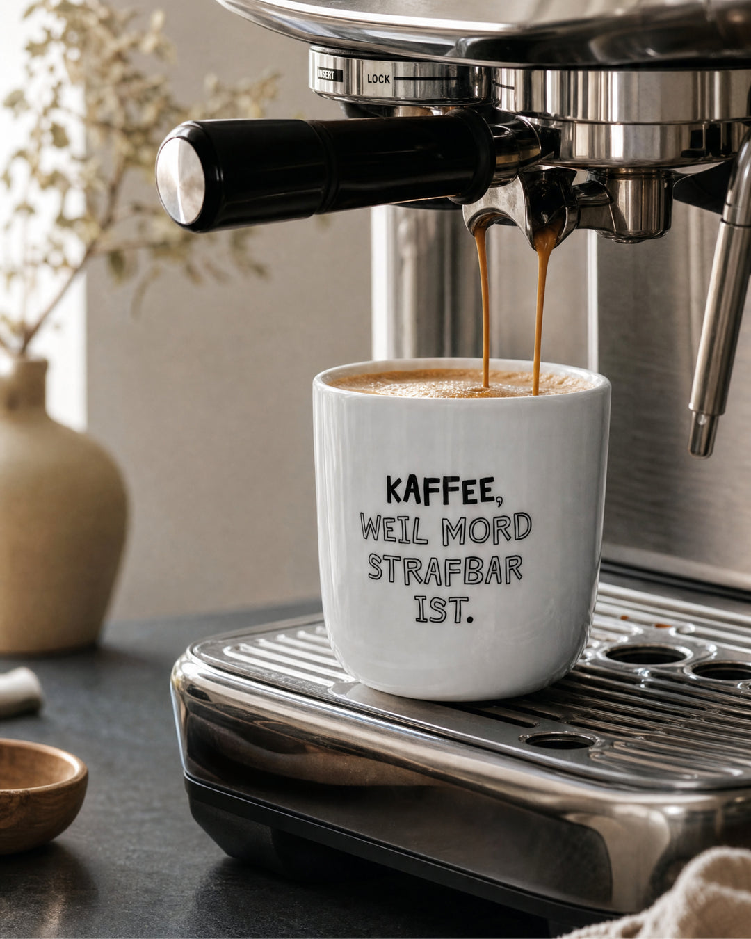 Schwarz-weißer Kaffeebecher mit Schriftzug