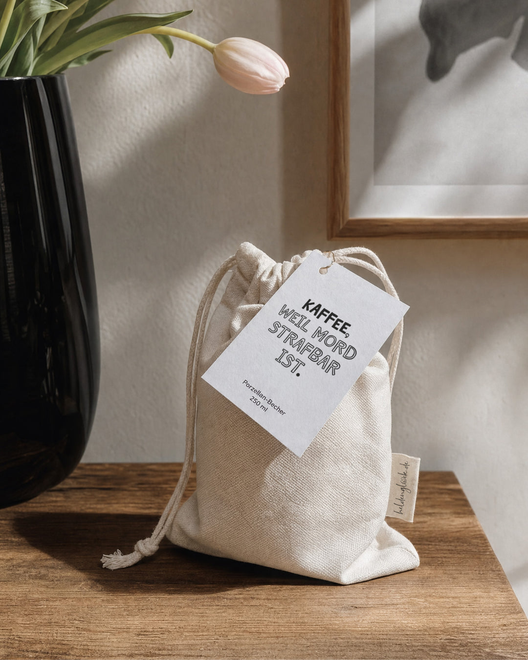 Liebevoll verpacktes Geschenk: Becher mit Kaffee-Spruch