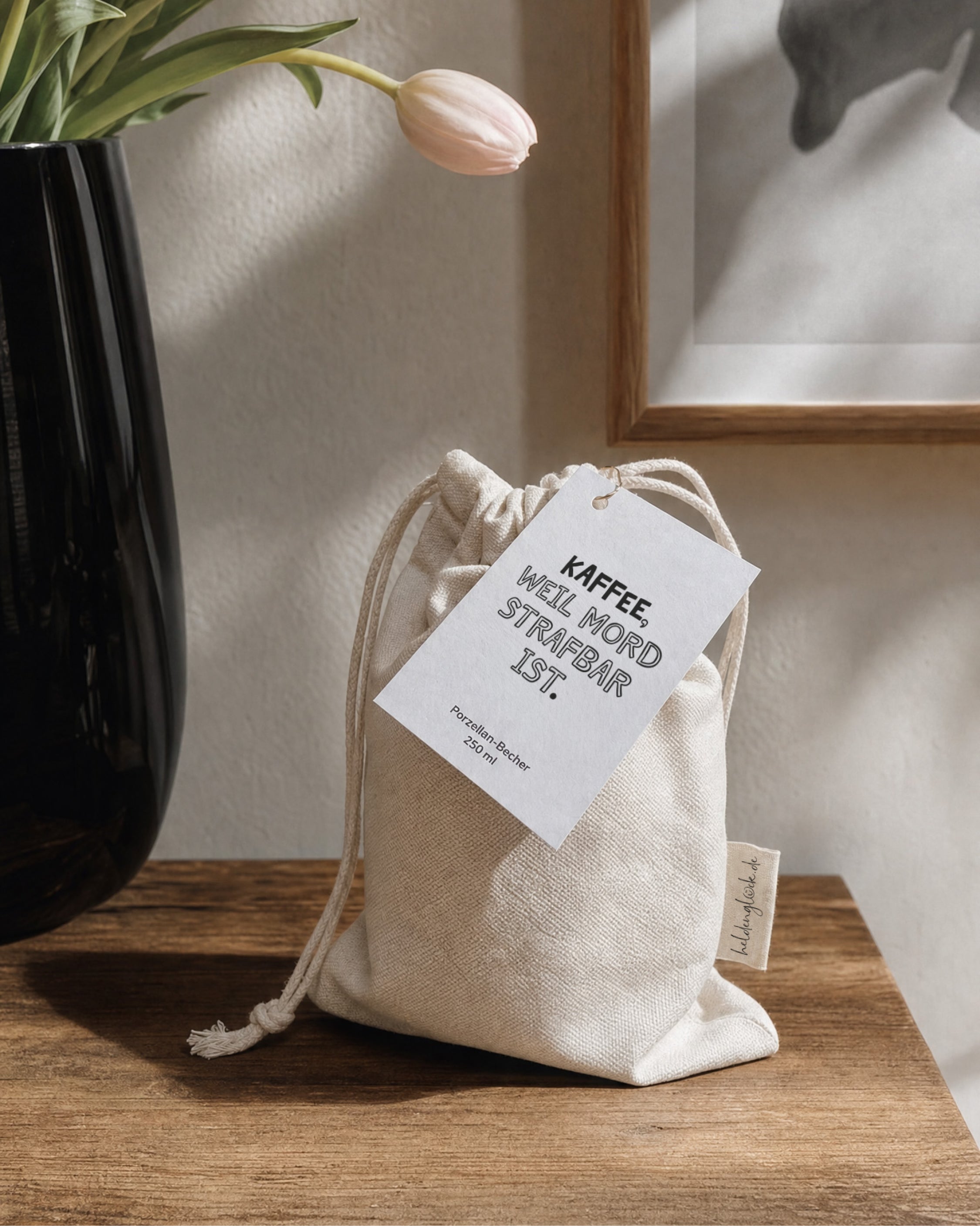 Liebevoll verpacktes Geschenk: Becher mit Kaffee-Spruch