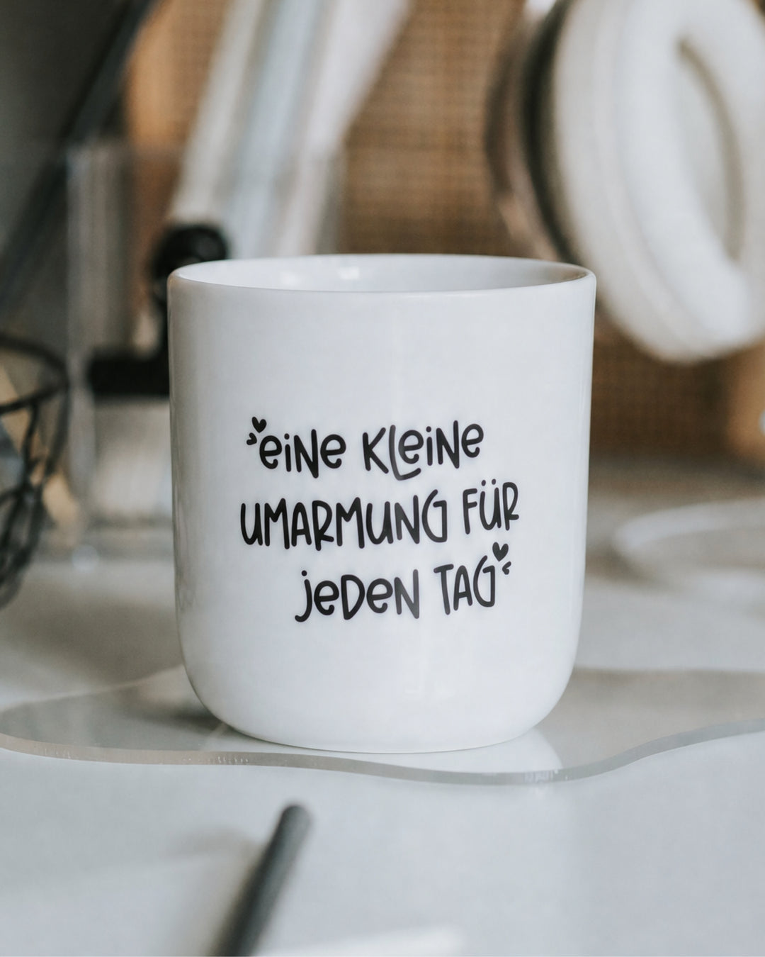 Porzellanbecher mit Spruch „Eine kleine Umarmung für jeden Tag" in Schwarz-Weiß