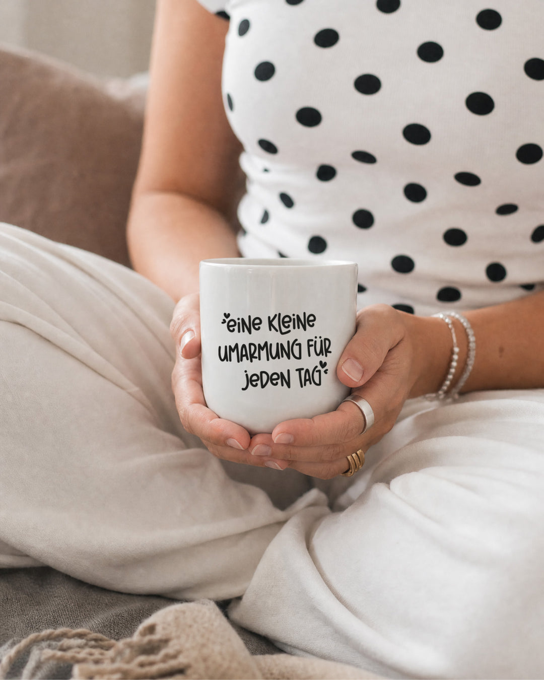 Schwarz-weißer Kaffeebecher mit Schriftzug