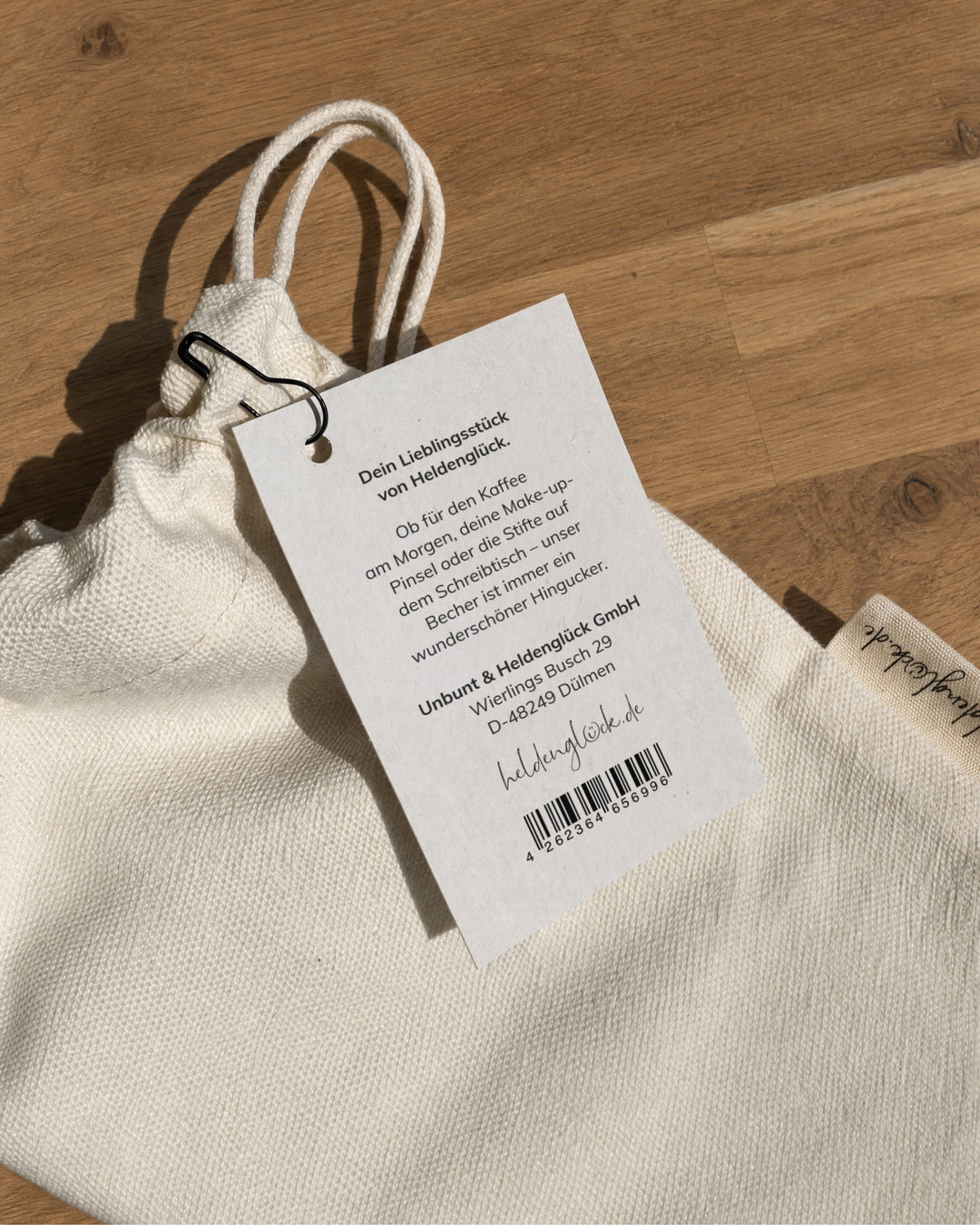 Liebevoll verpacktes Geschenk: Becher mit Spruch