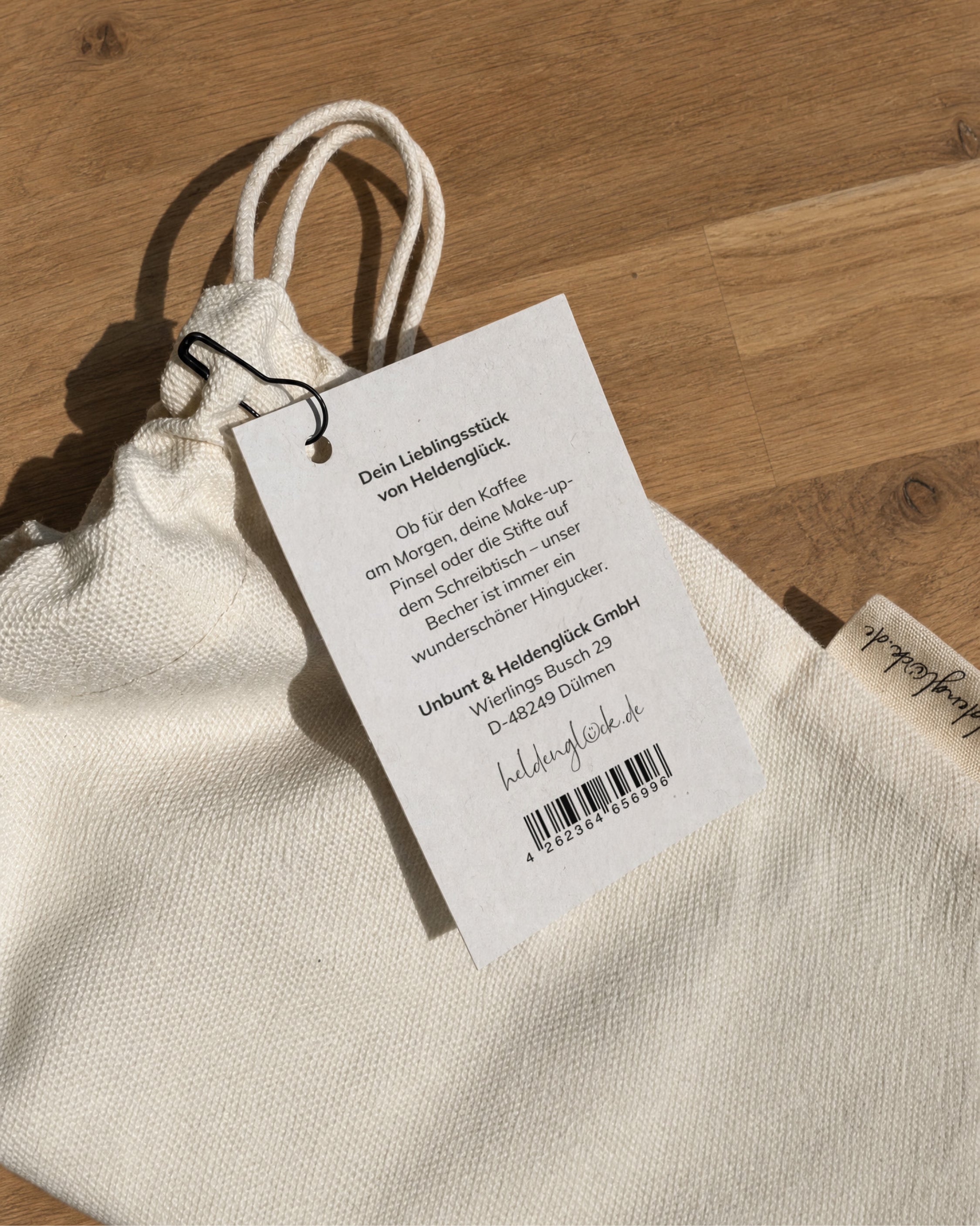 Liebevoll verpacktes Geschenk: Becher mit Spruch
