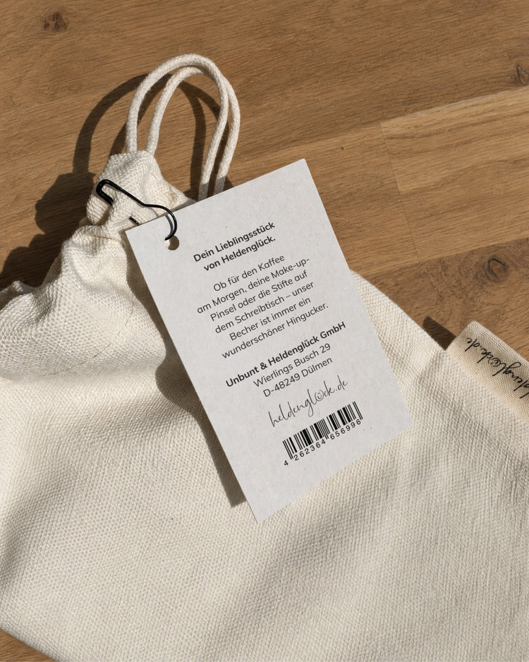 Liebevoll verpacktes Geschenk: Becher mit Spruch