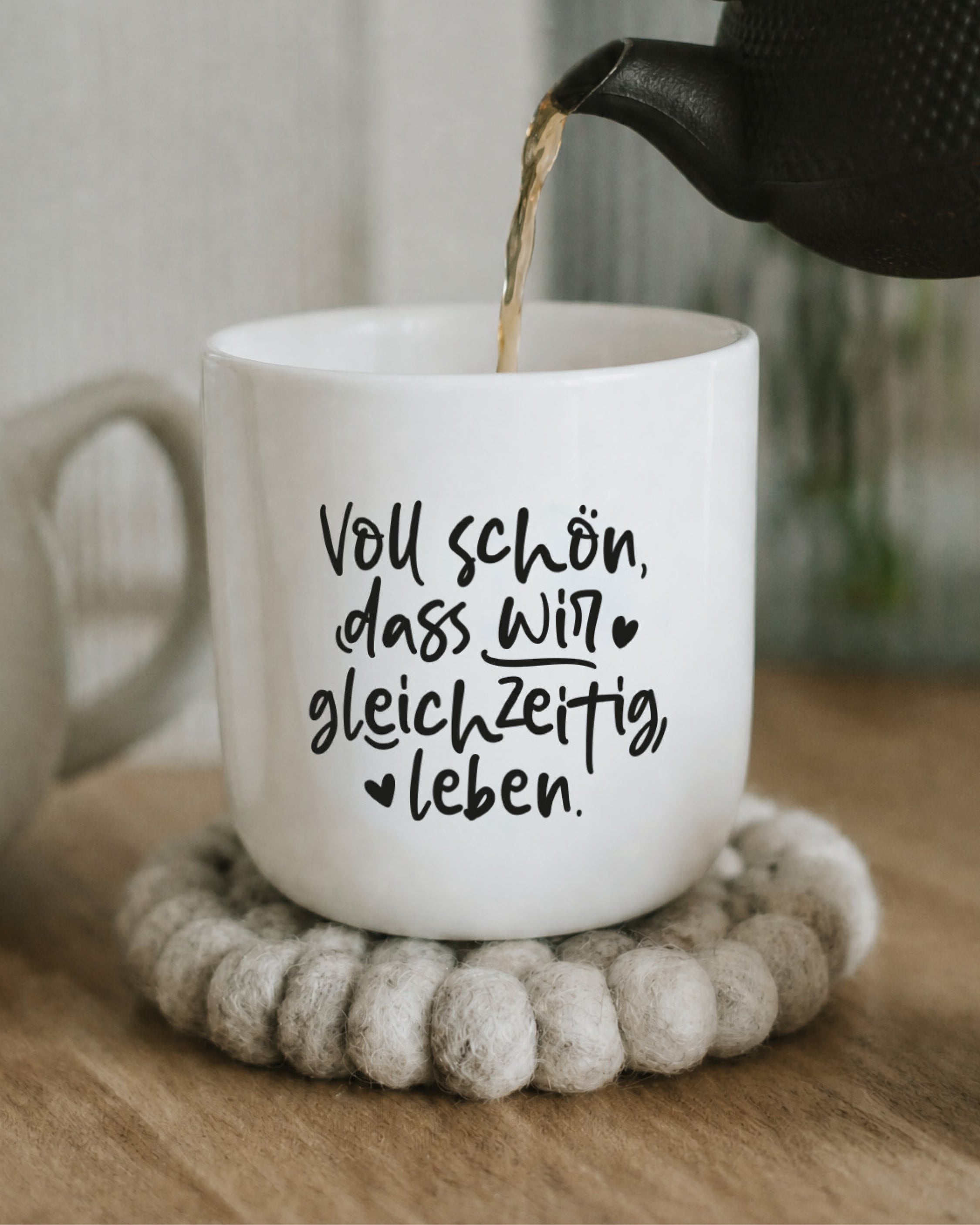 Porzellanbecher mit Spruch „Voll schön, dass wir gleichzeitig leben
