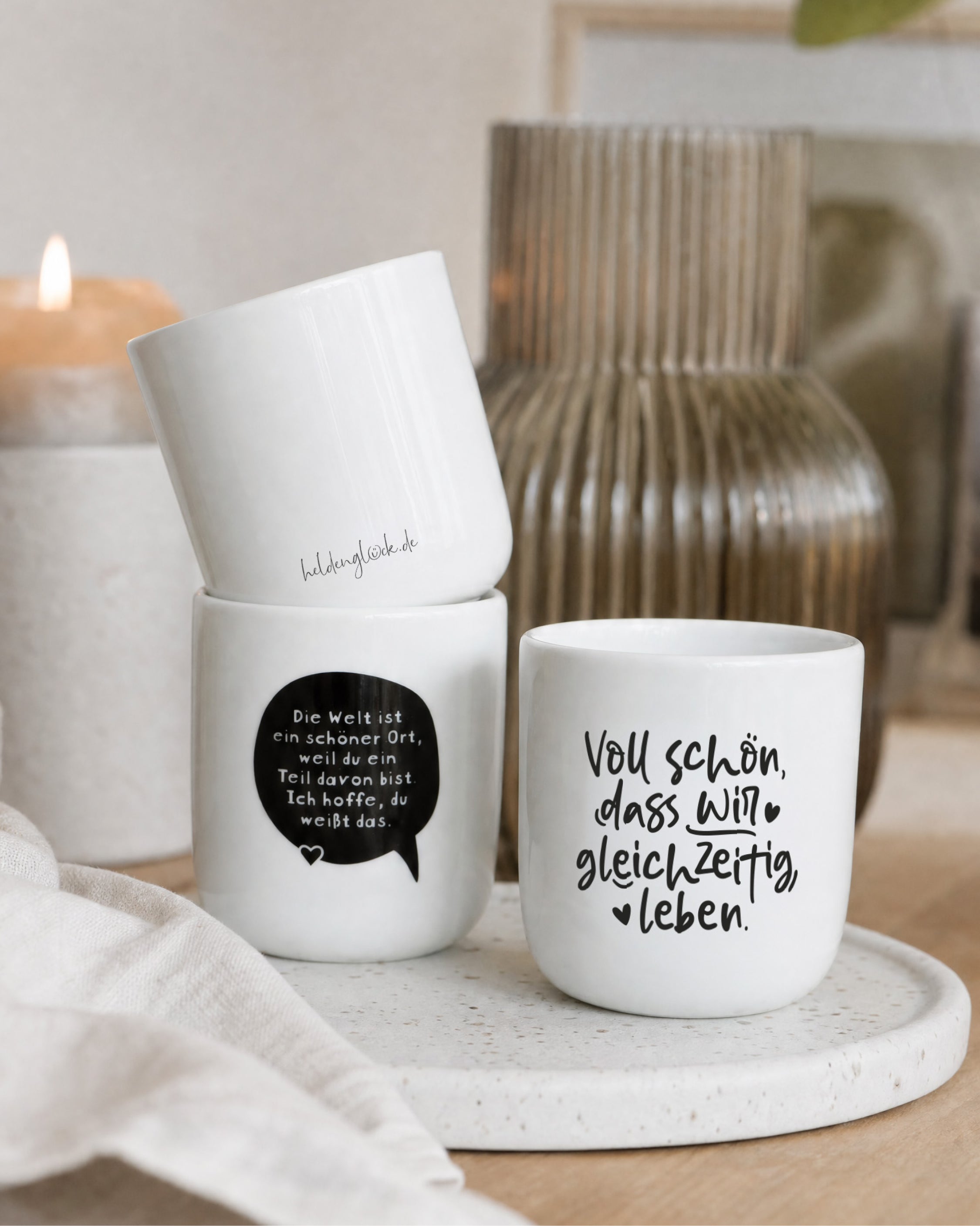 Schwarz-weißer Kaffeebecher mit Schriftzug
