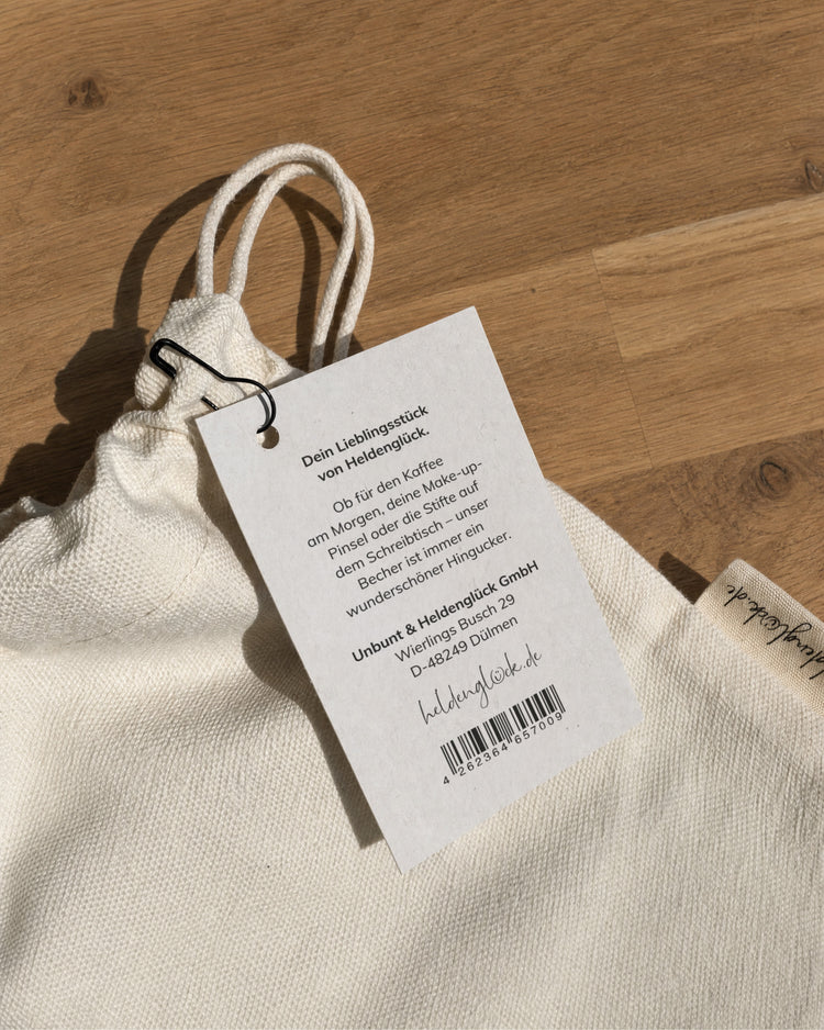 Liebevoll verpacktes Geschenk: Becher mit Spruch