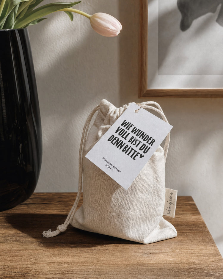 Liebevoll verpacktes Geschenk: Becher mit Spruch