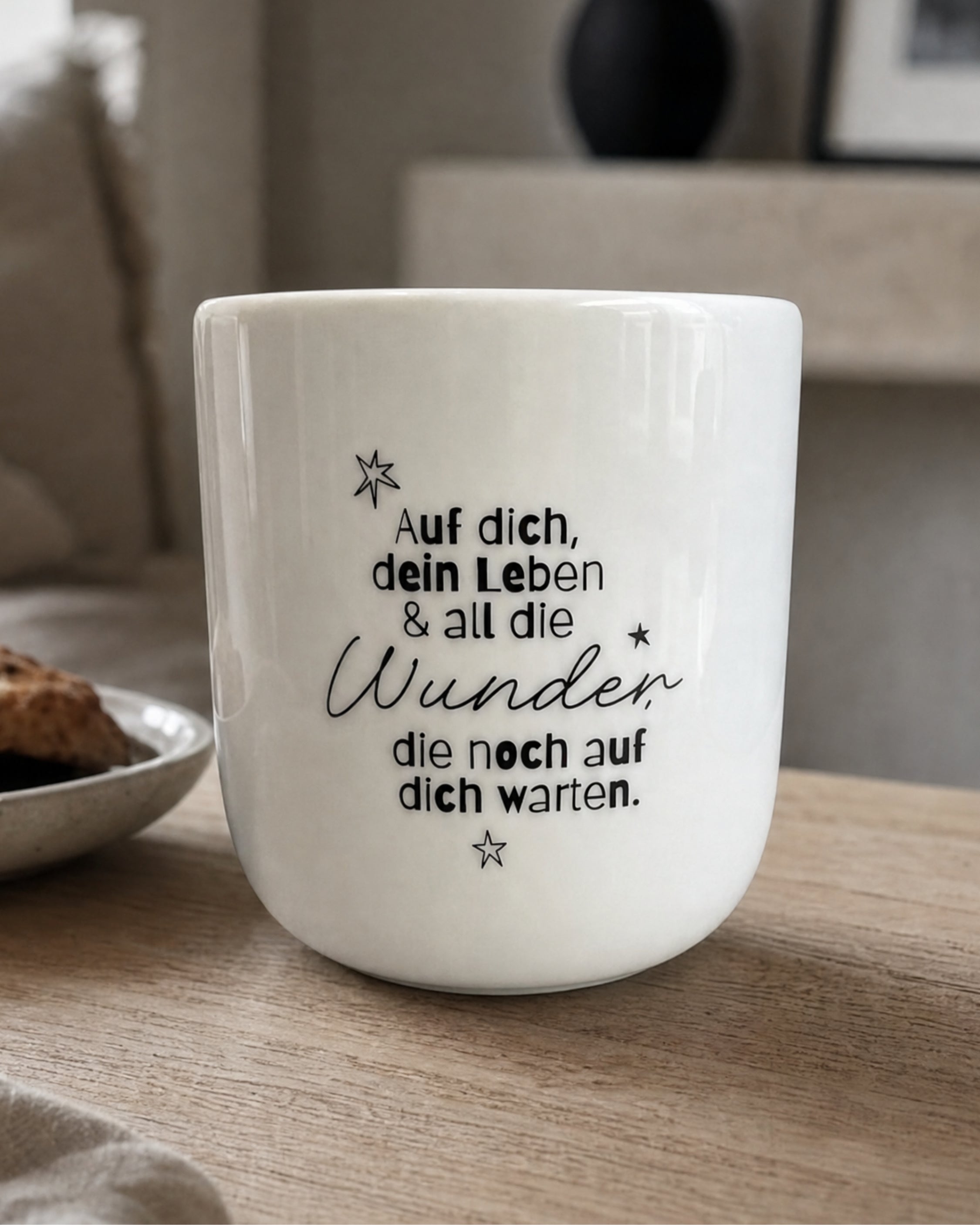 Porzellanbecher mit Spruch über Zuversicht in Schwarz-Weiß