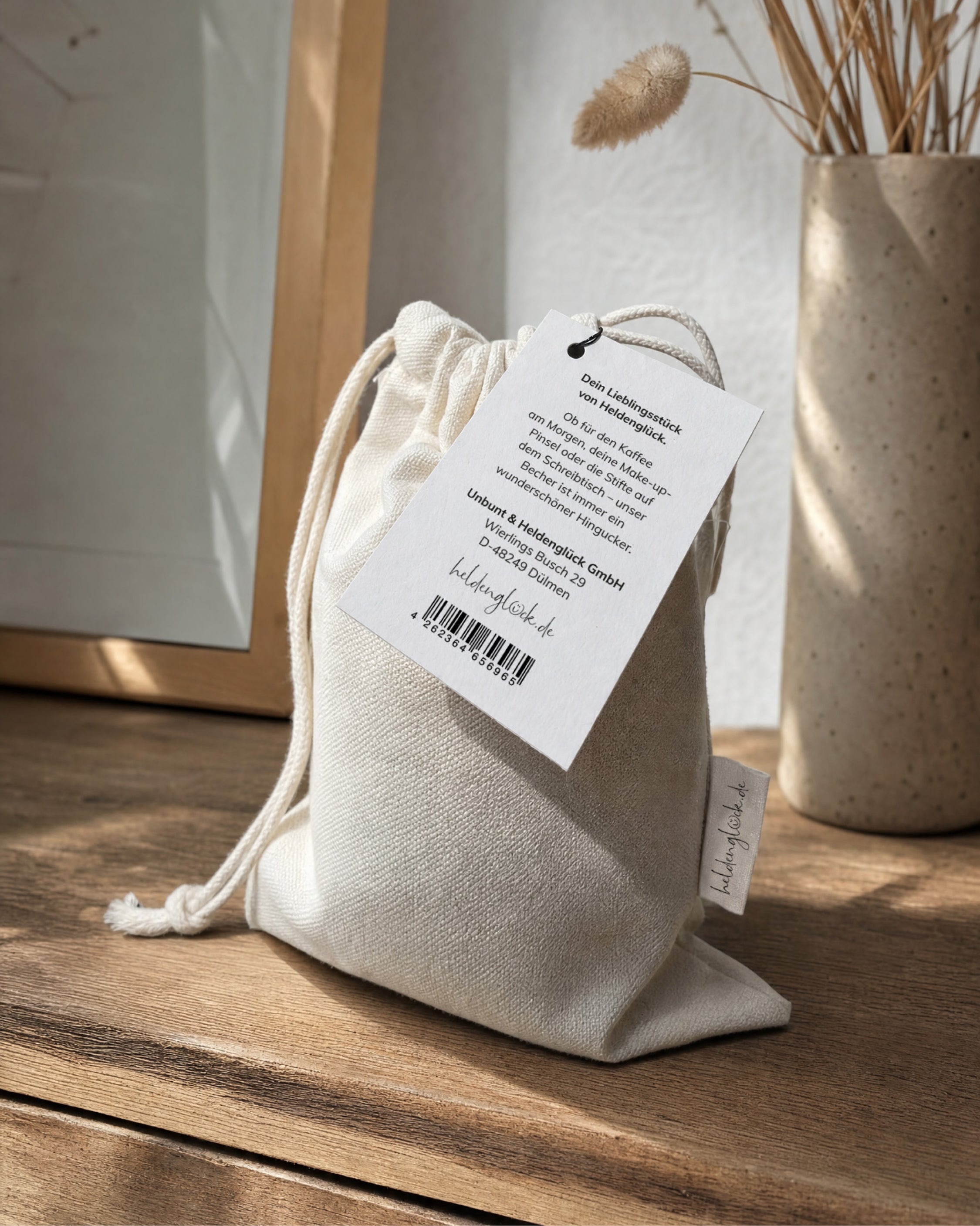 Becher mit Schwarz-Weiß-Design und Text