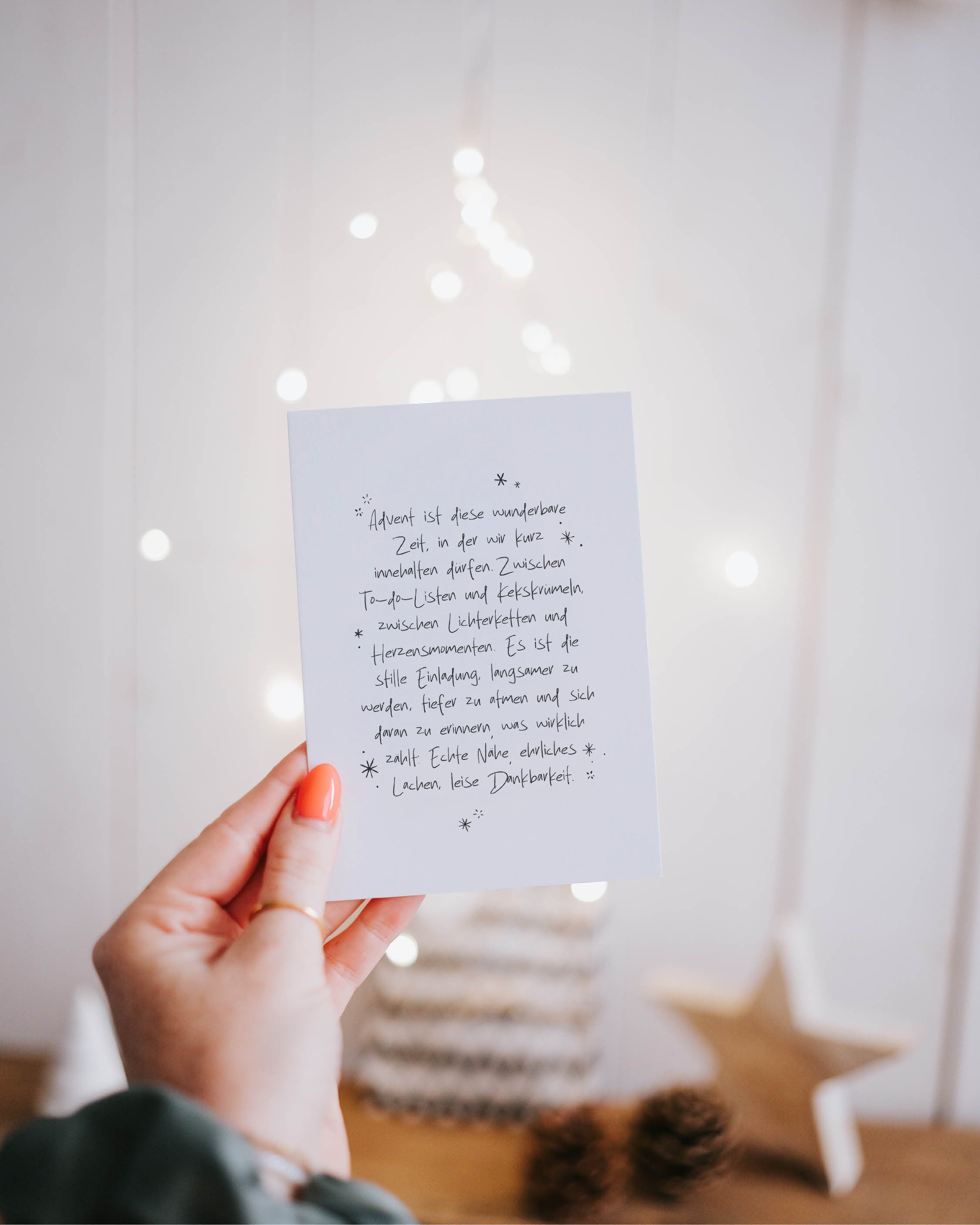 Minimalistische Karte mit poetischem Spruch – erinnert an die leisen, echten Momente des Advents.