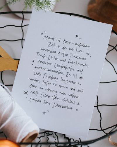Adventskarte mit Spruch über Innehalten und Dankbarkeit – liebevoller Gruß für ruhige Momente im Dezember