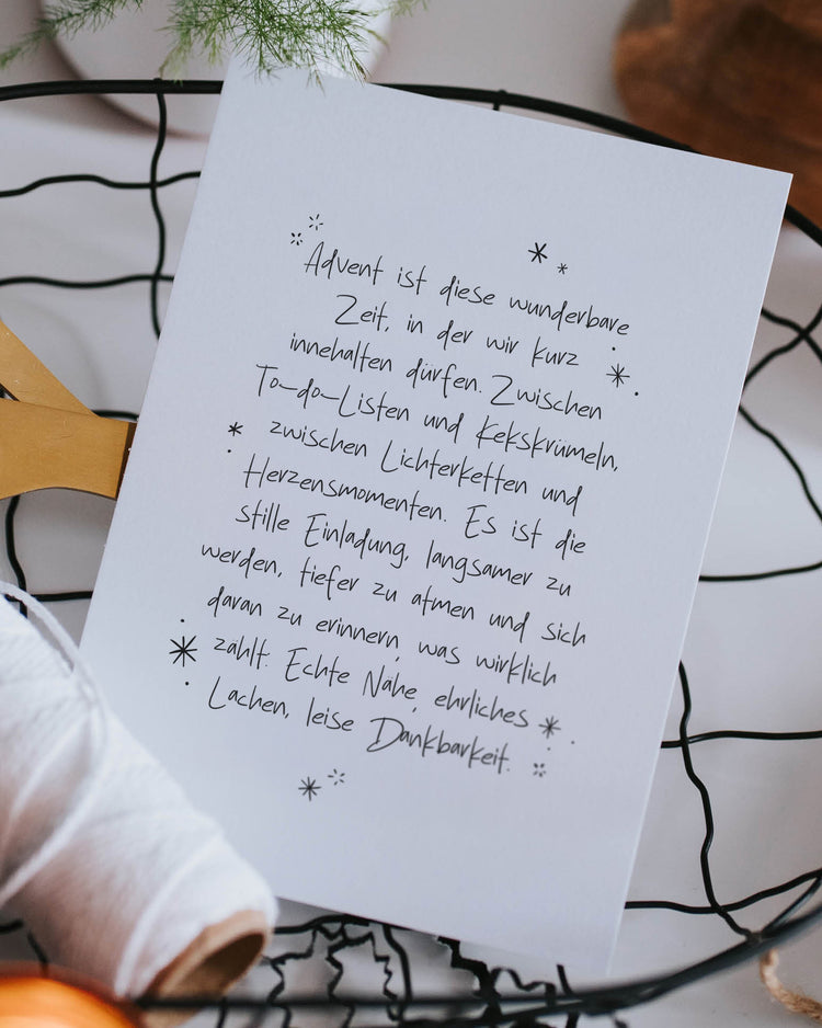 Adventskarte mit Spruch über Innehalten und Dankbarkeit – liebevoller Gruß für ruhige Momente im Dezember