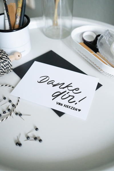 Schlichte Postkarte mit feinem Spruch – ideal, um spontan und stilvoll Danke zu sagen.