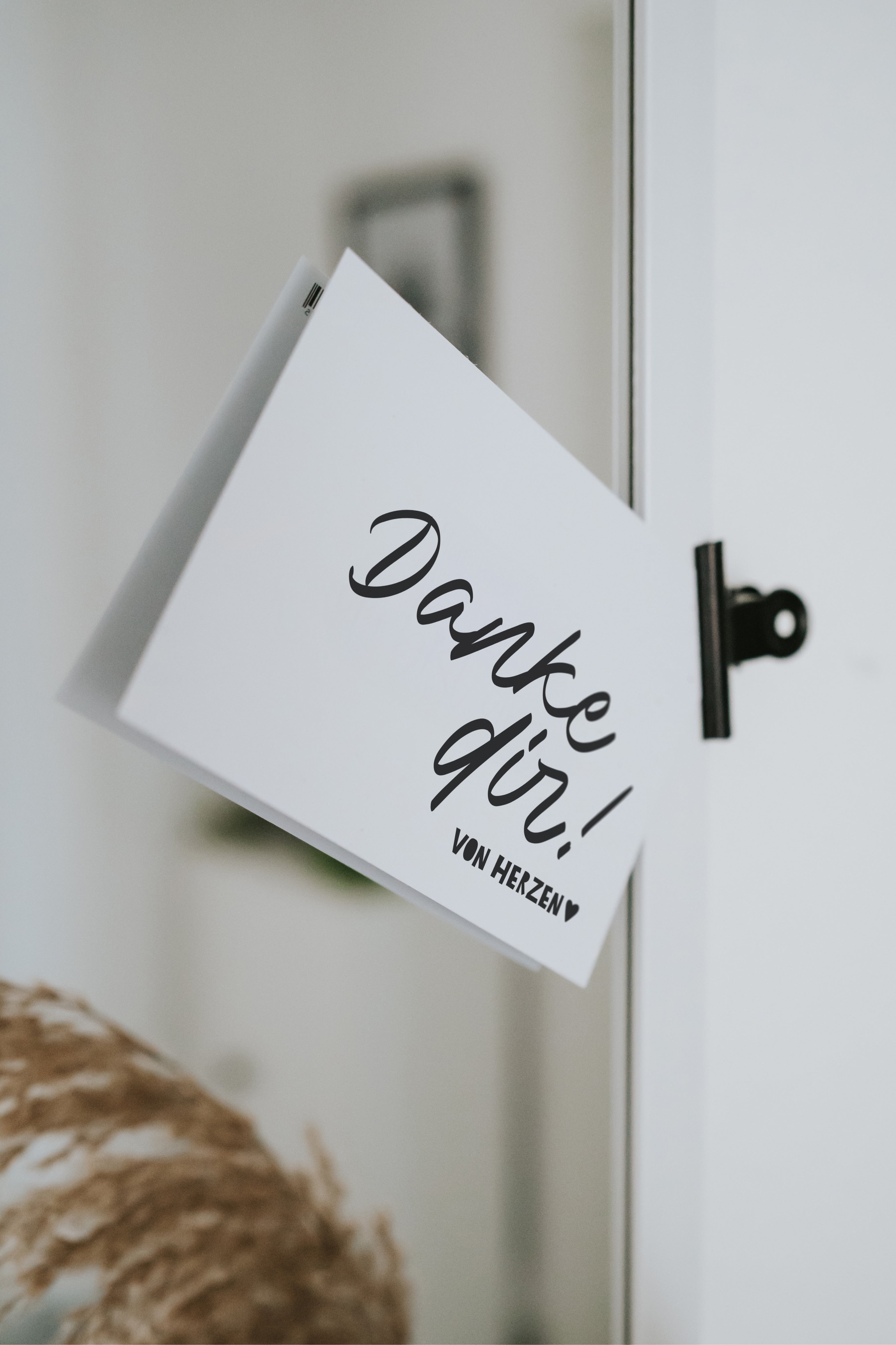 Freundliche Postkarte mit schlichtem Spruch „Danke dir! Von Herzen“ – eine ehrliche Geste voller Wärme und Stil.