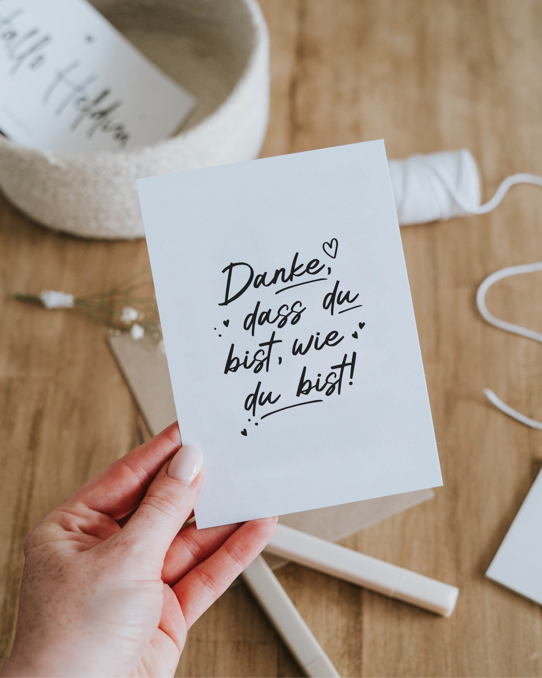 Schlichte Postkarte mit positivem Spruch – ehrlicher Ausdruck von Dankbarkeit und Anerkennung.