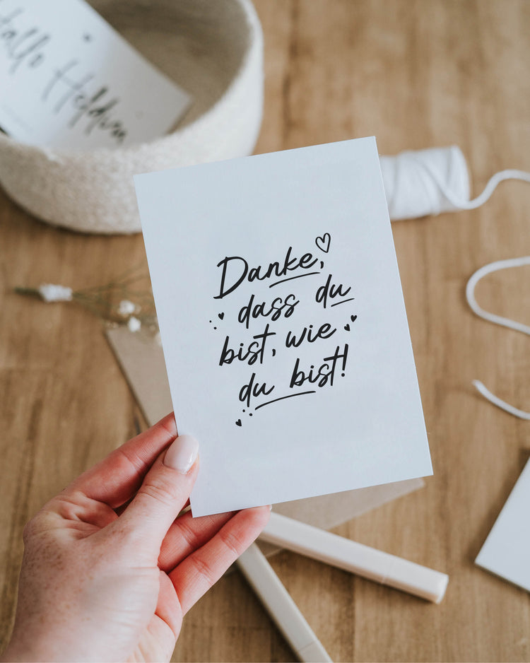 Schlichte Postkarte mit positivem Spruch – ehrlicher Ausdruck von Dankbarkeit und Anerkennung.