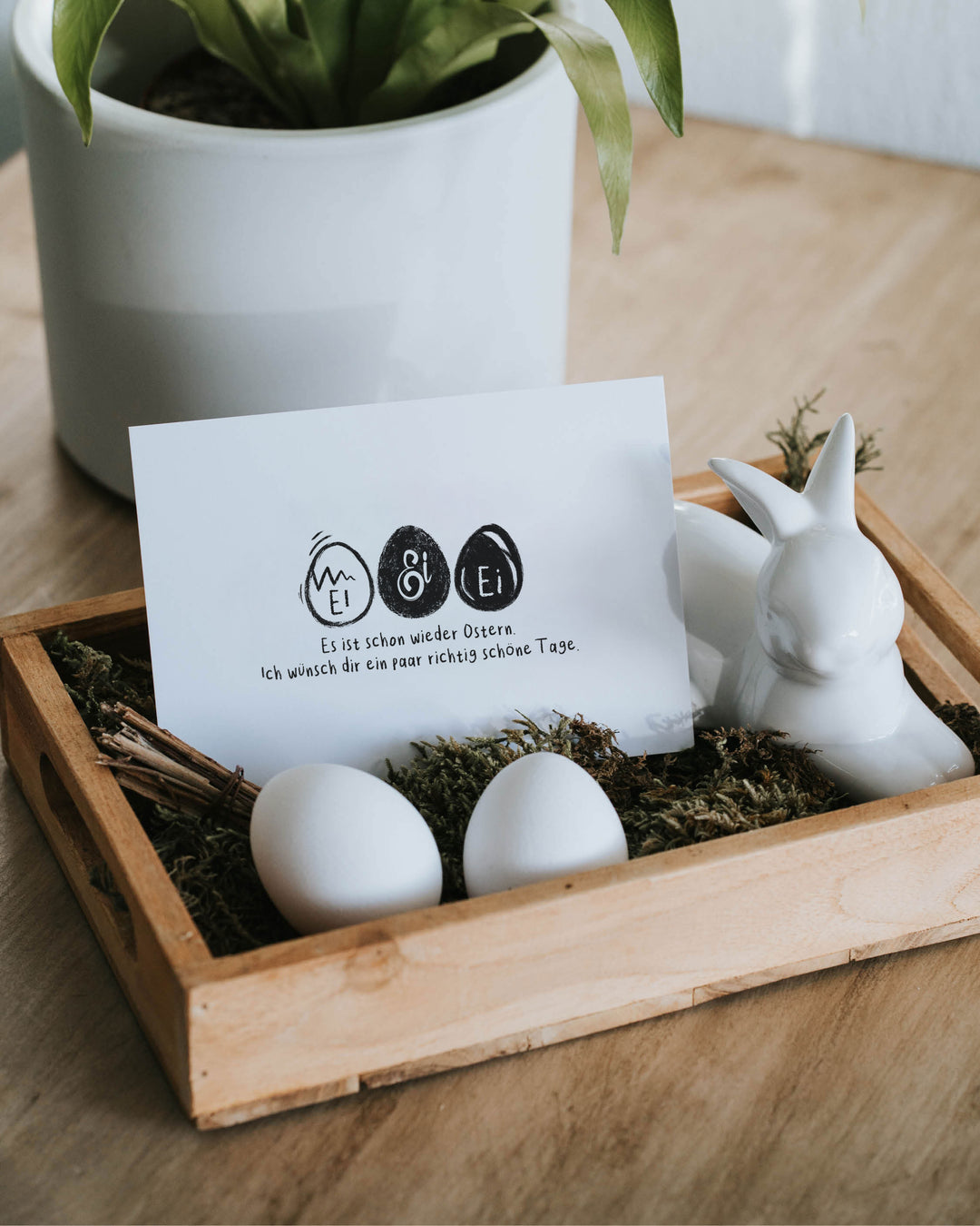 Schwarz-weiße Osterpostkarte Ei Ei Ei aus hochwertigem Karton