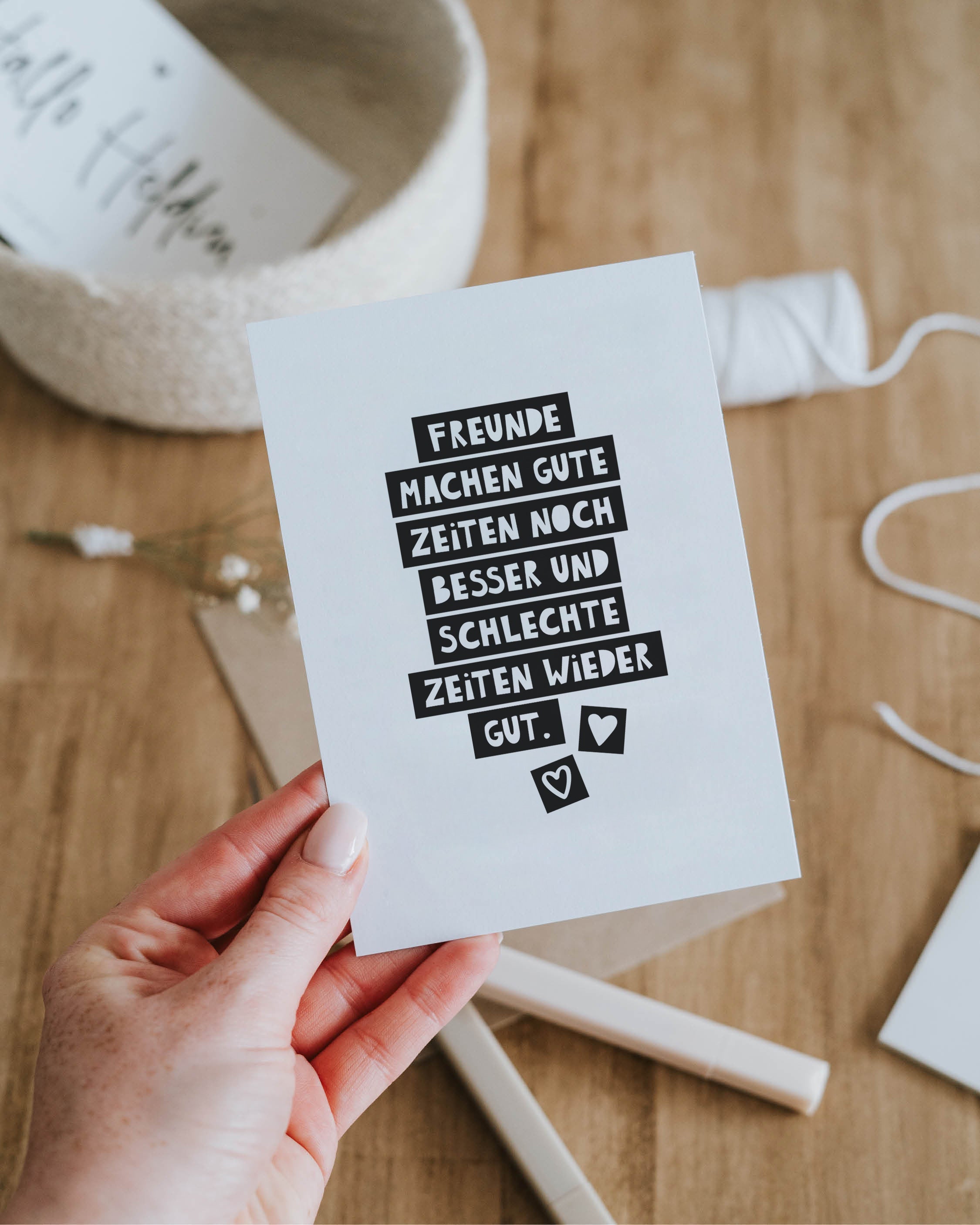 Minimalistische Postkarte in Schwarz-Weiß – ehrliche Botschaft für Herzensmenschen, die Halt geben.