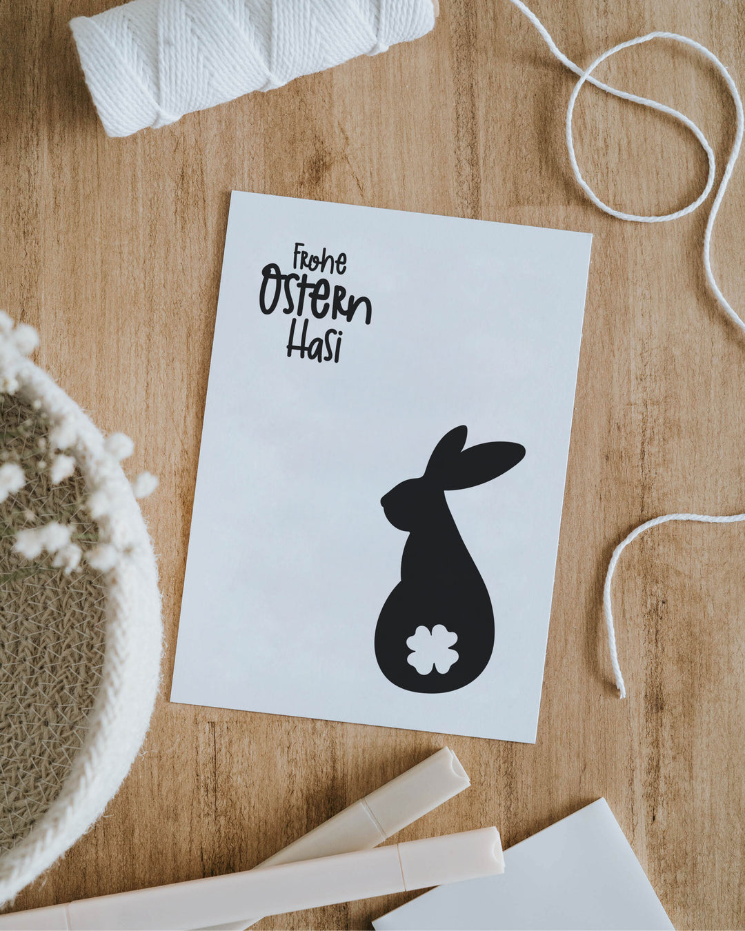 Minimalistische Design-Postkarte mit Osterhasenmotiv