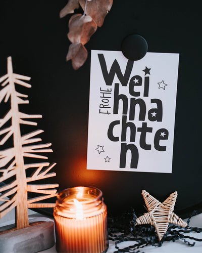 Postkarte mit Schriftzug „Frohe Weihnachten“ – modernes, reduziertes Design mit drei kleinen Sternen.