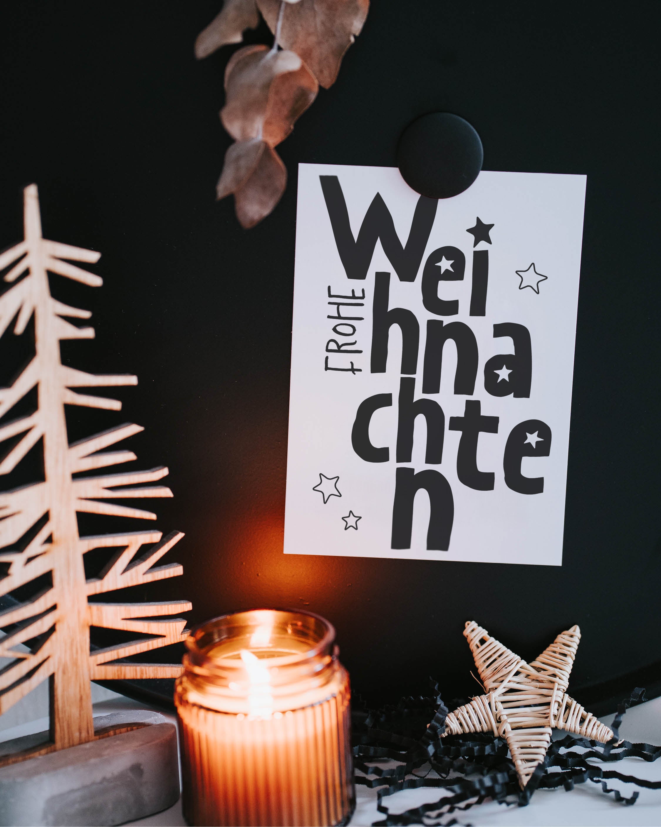 Postkarte mit Schriftzug „Frohe Weihnachten“ – modernes, reduziertes Design mit drei kleinen Sternen.