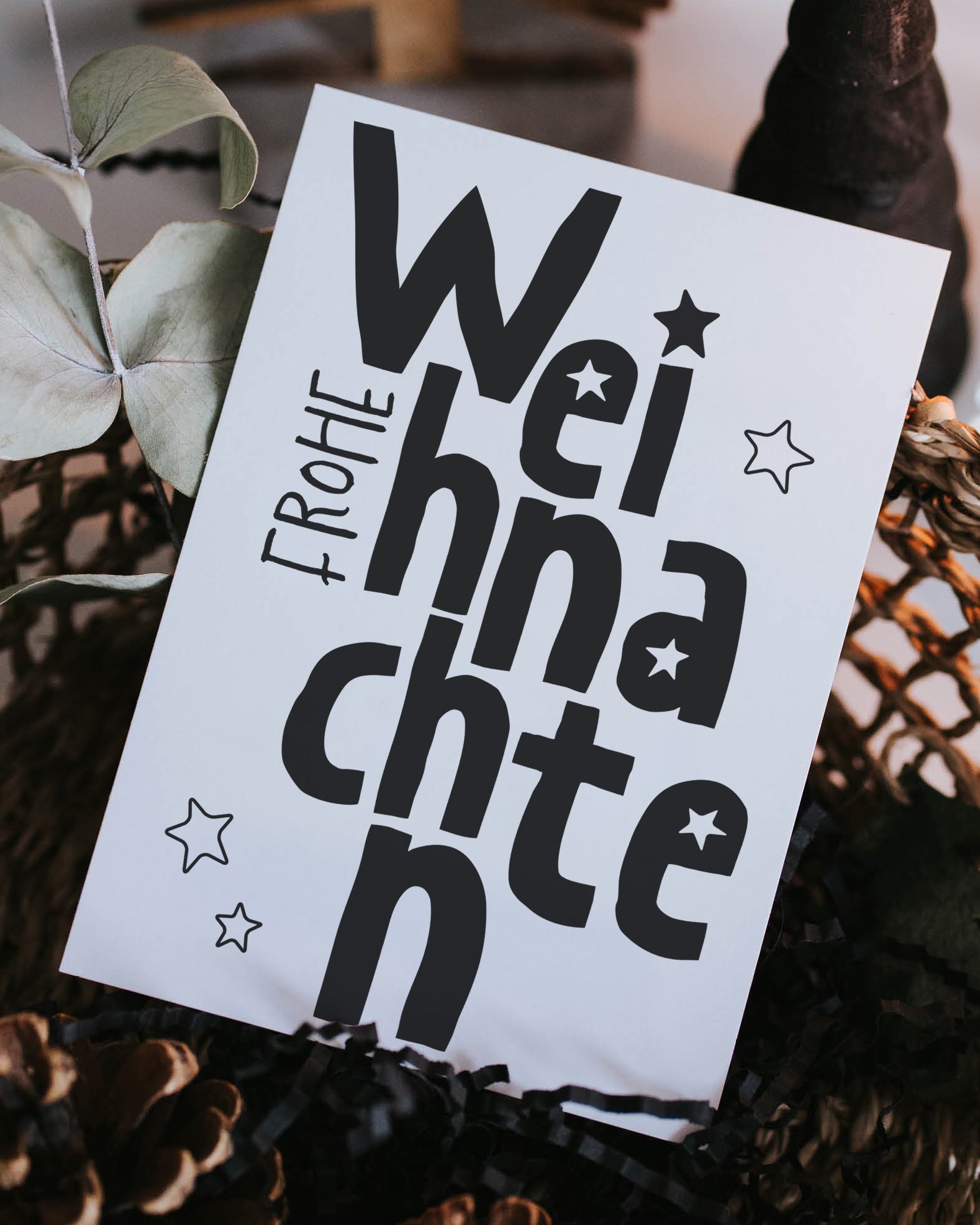 Postkarte mit modernem „Frohe Weihnachten“-Design und drei kleinen Sternen – stilvoller Weihnachtsgruß ohne Kitsch