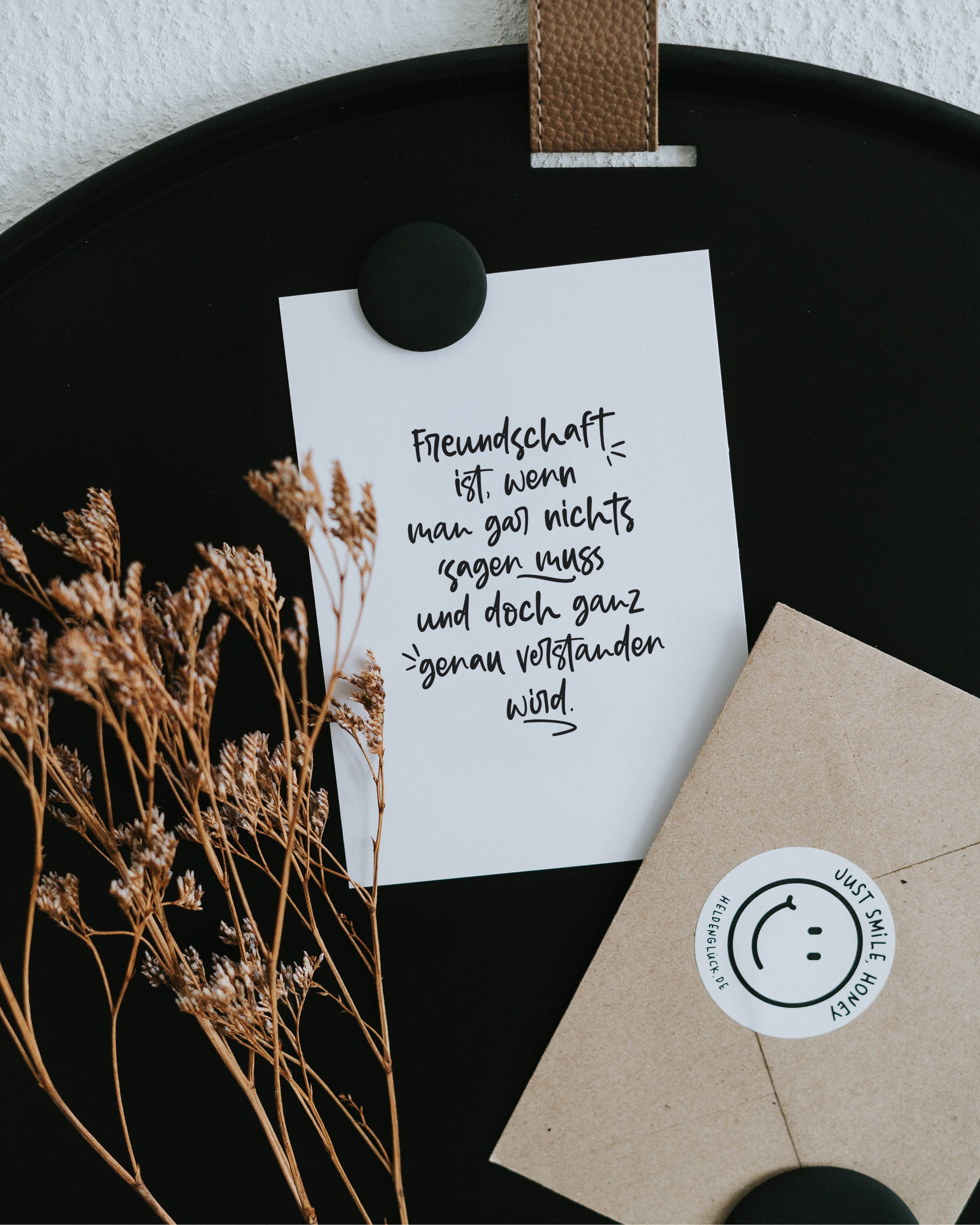 Gefühlvolle Postkarte mit feinem Spruch – kleine Geste, die sagt: Du wirst verstanden, auch ohne viele Worte.
