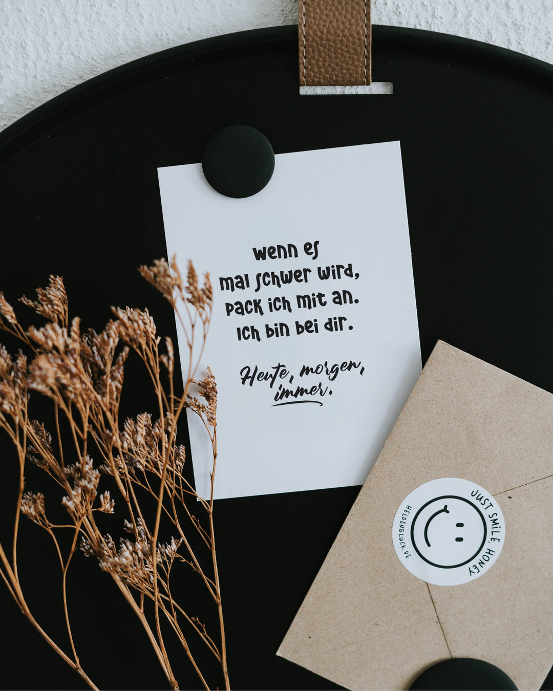 Zarte Postkarte von Heldenglück mit liebevollem Spruch – perfekte Geste für Herzensmenschen in schwierigen Momenten.