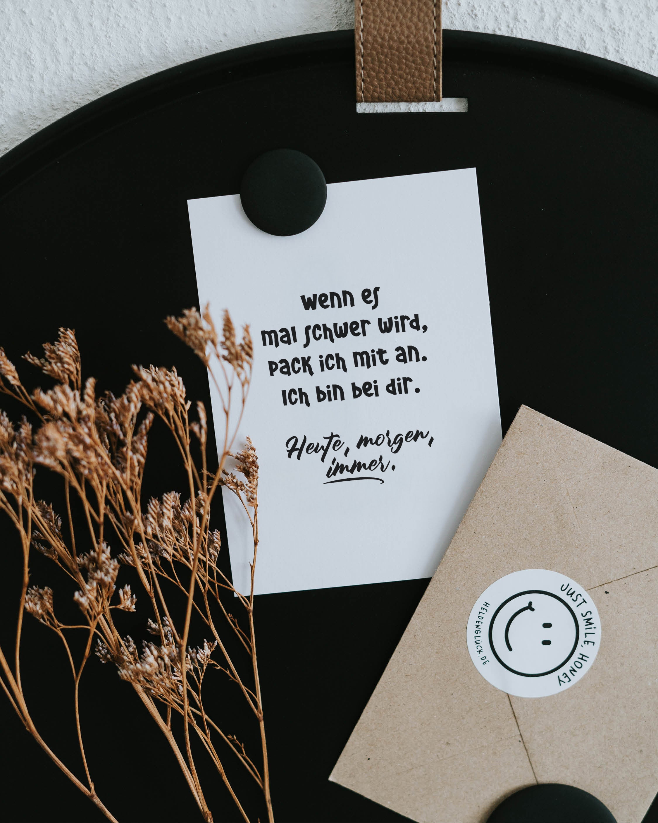 Zarte Postkarte von Heldenglück mit liebevollem Spruch – perfekte Geste für Herzensmenschen in schwierigen Momenten.
