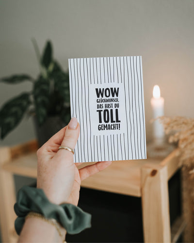 Postkarte mit Spruch „Glückwunsch – das hast du toll gemacht!“ im modernen Design – stilvolle Karte zum Gratulieren mit Herz.