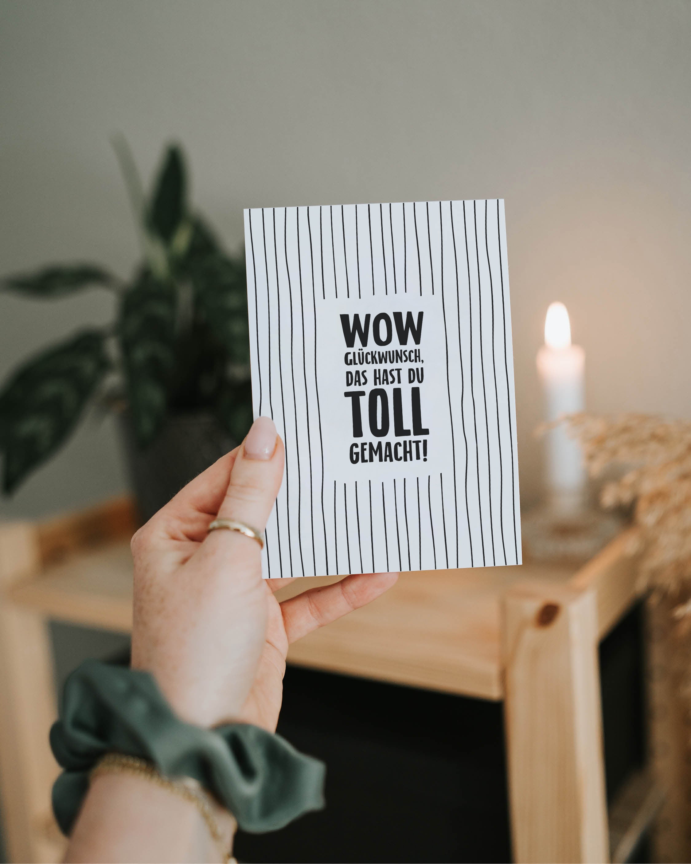 Postkarte mit Spruch „Glückwunsch – das hast du toll gemacht!“ im modernen Design – stilvolle Karte zum Gratulieren mit Herz.