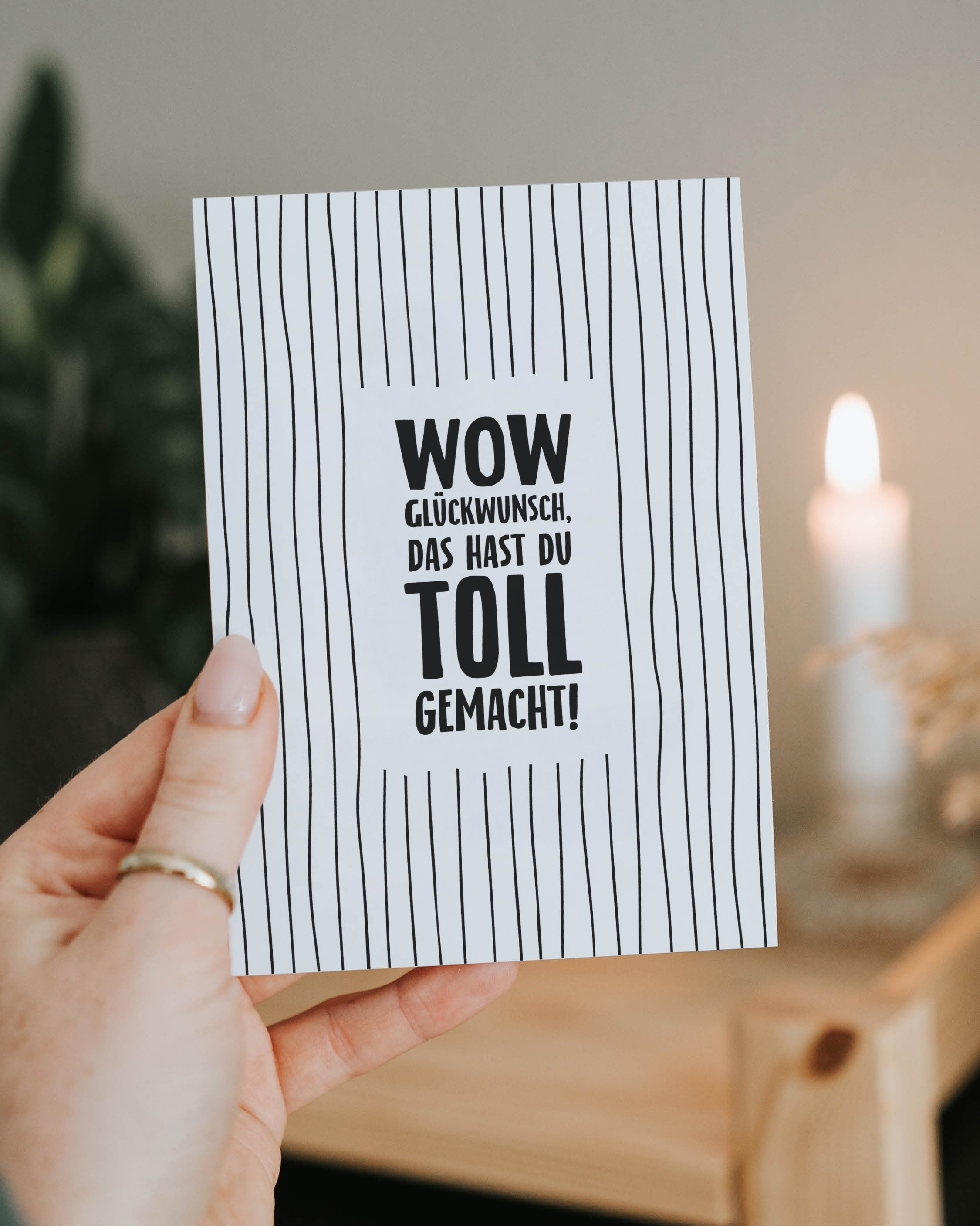 Schlichte Postkarte mit klarer Typografie und feinen Linien – nachhaltige, moderne Glückwunschkarte zum Verschenken.