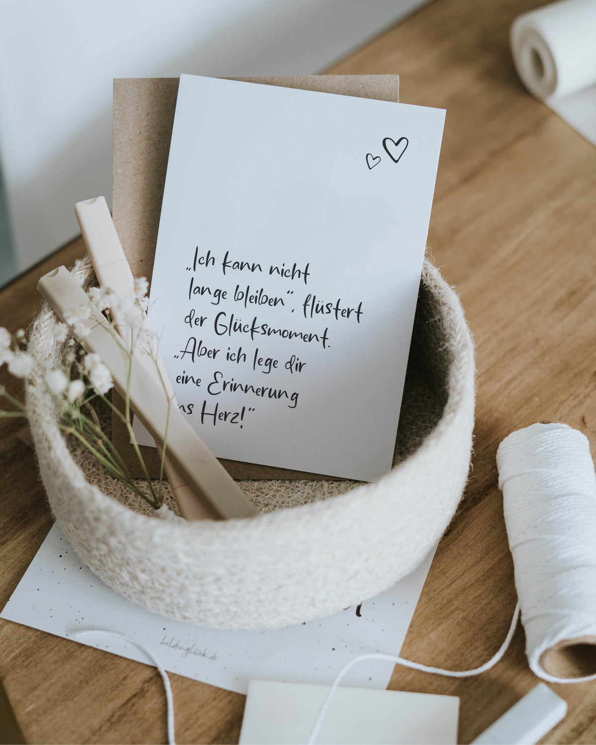 Minimalistische Postkarte mit zartem Spruch und zwei kleinen Herzen – ein kleines Geschenk voller Gefühl und Bedeutung.