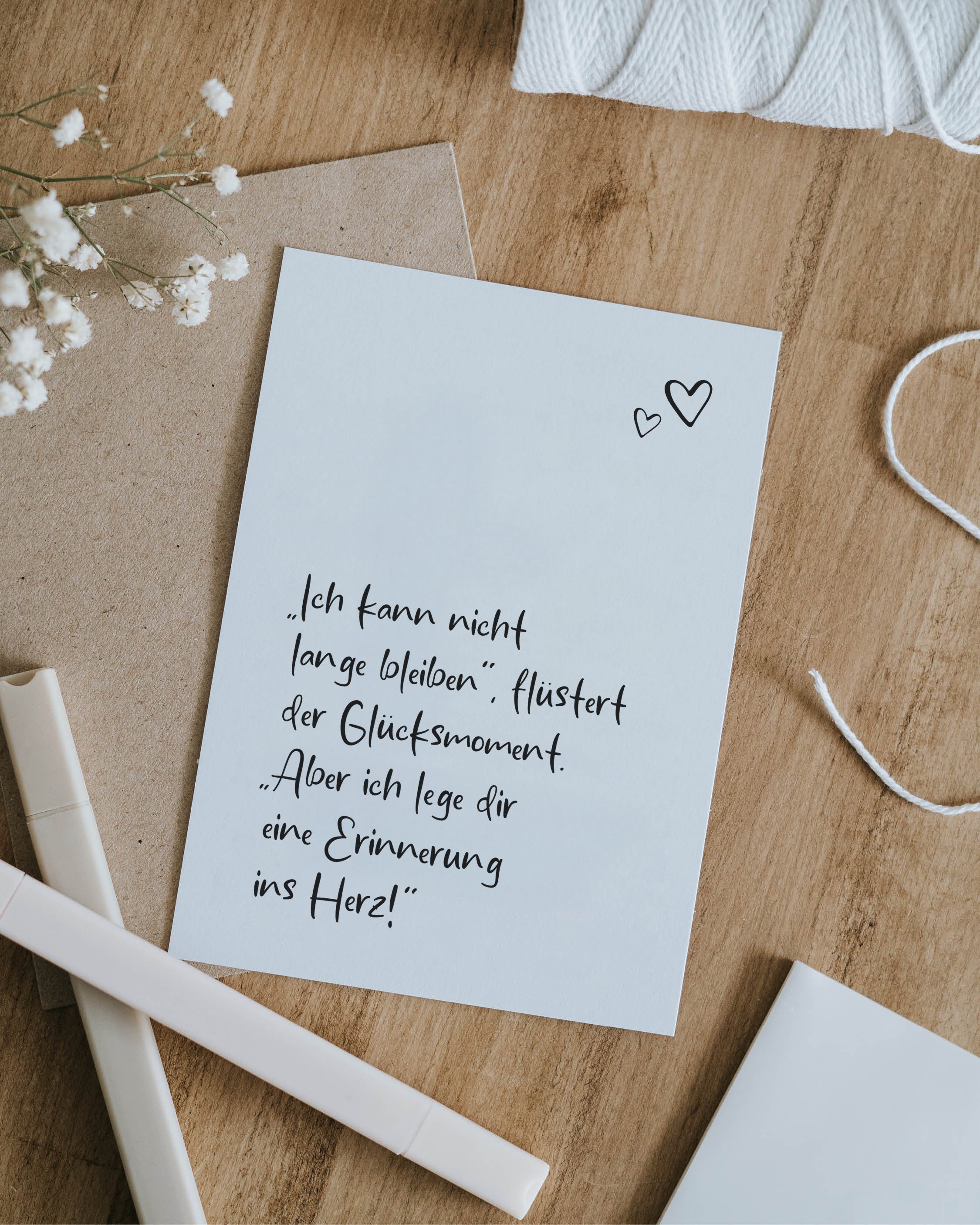 Nachhaltig produzierte Postkarte von Heldenglück mit emotionalem Zitat – ideal als kleine Aufmerksamkeit oder zum Abschied.