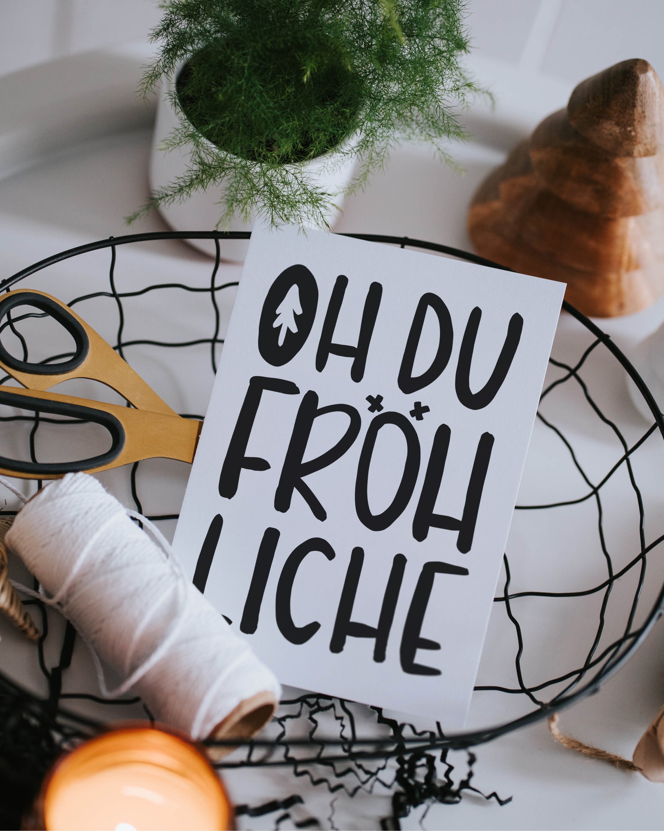 Minimalistische Weihnachtskarte mit klarer Typografie – moderner Klassiker für Freund:innen, Familie oder Kolleg:innen.