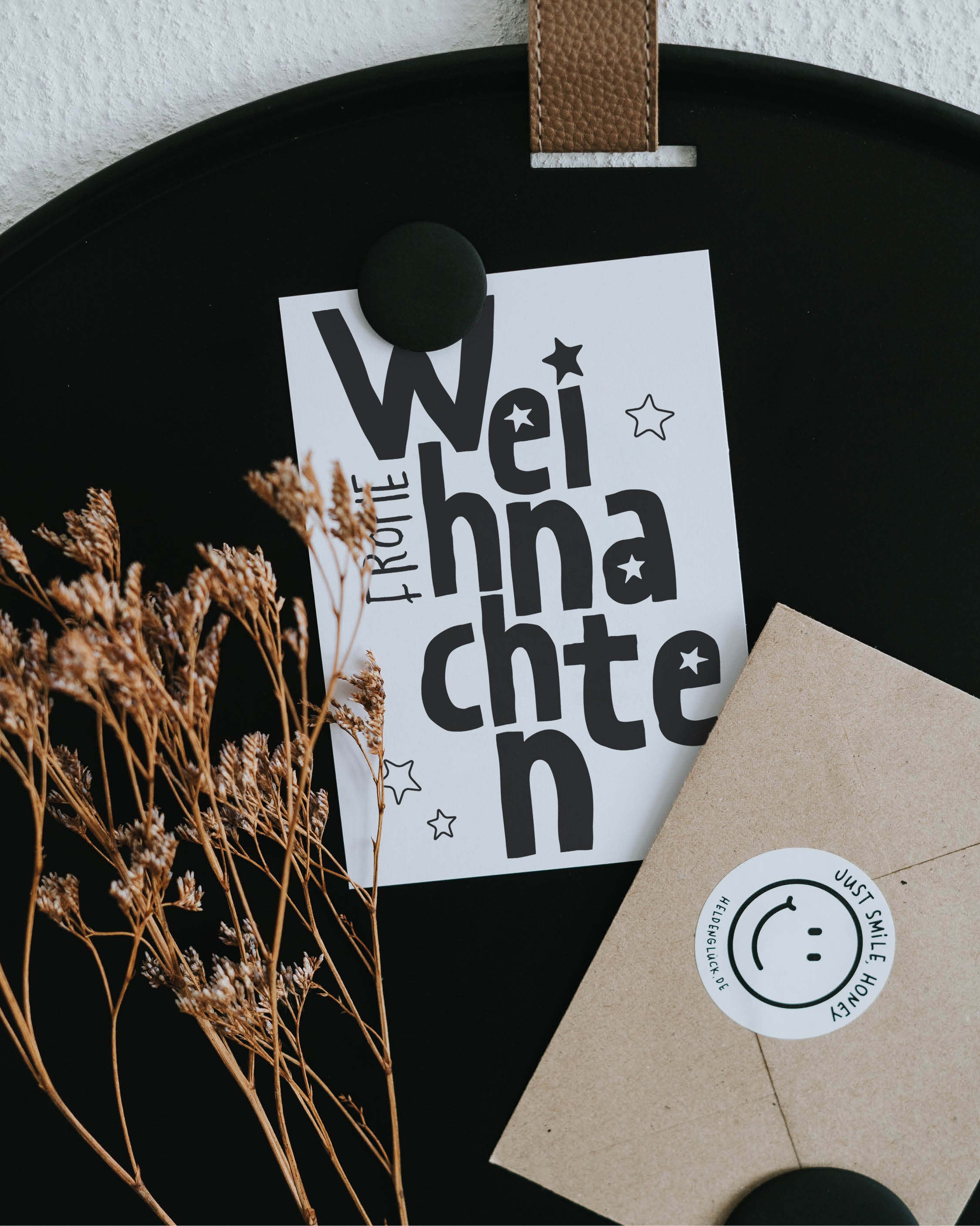 Stilvolle Weihnachtskarte mit moderner Schrift und feinem Detail – ideal für bewusste Schenkende.