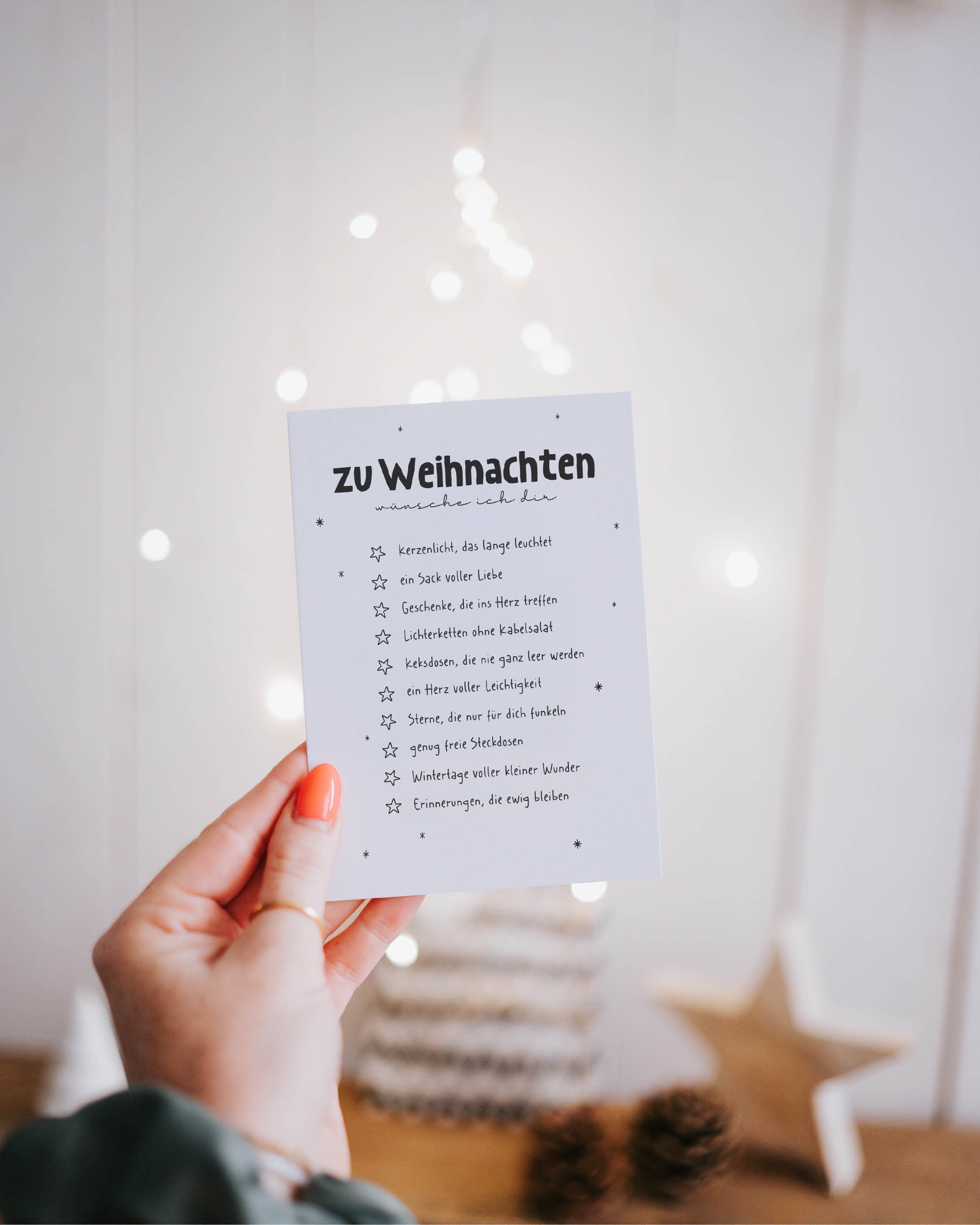 Humorvolle Weihnachts-Postkarte im klaren Design – kleine Geste, die Freude und Nähe schenkt.