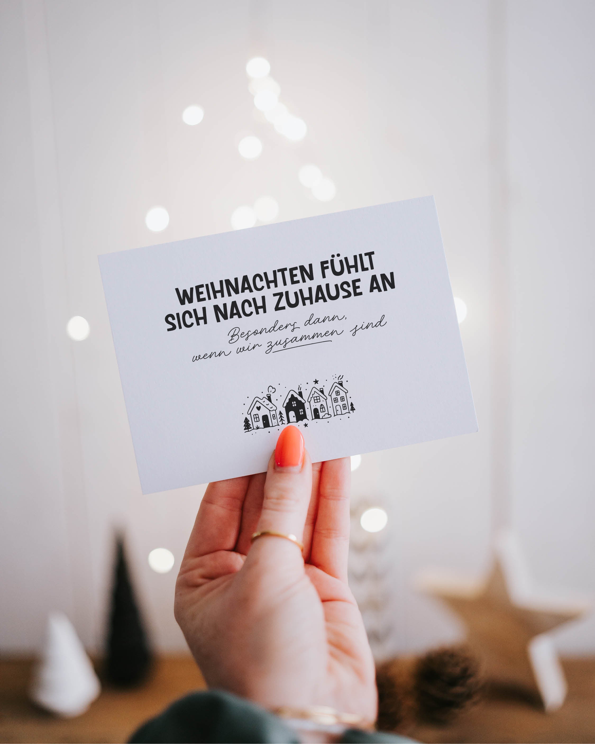 Minimalistische Karte mit emotionalem Weihnachtsspruch – zeigt, dass Zuhause dort ist, wo Menschen sich verbunden fühlen.