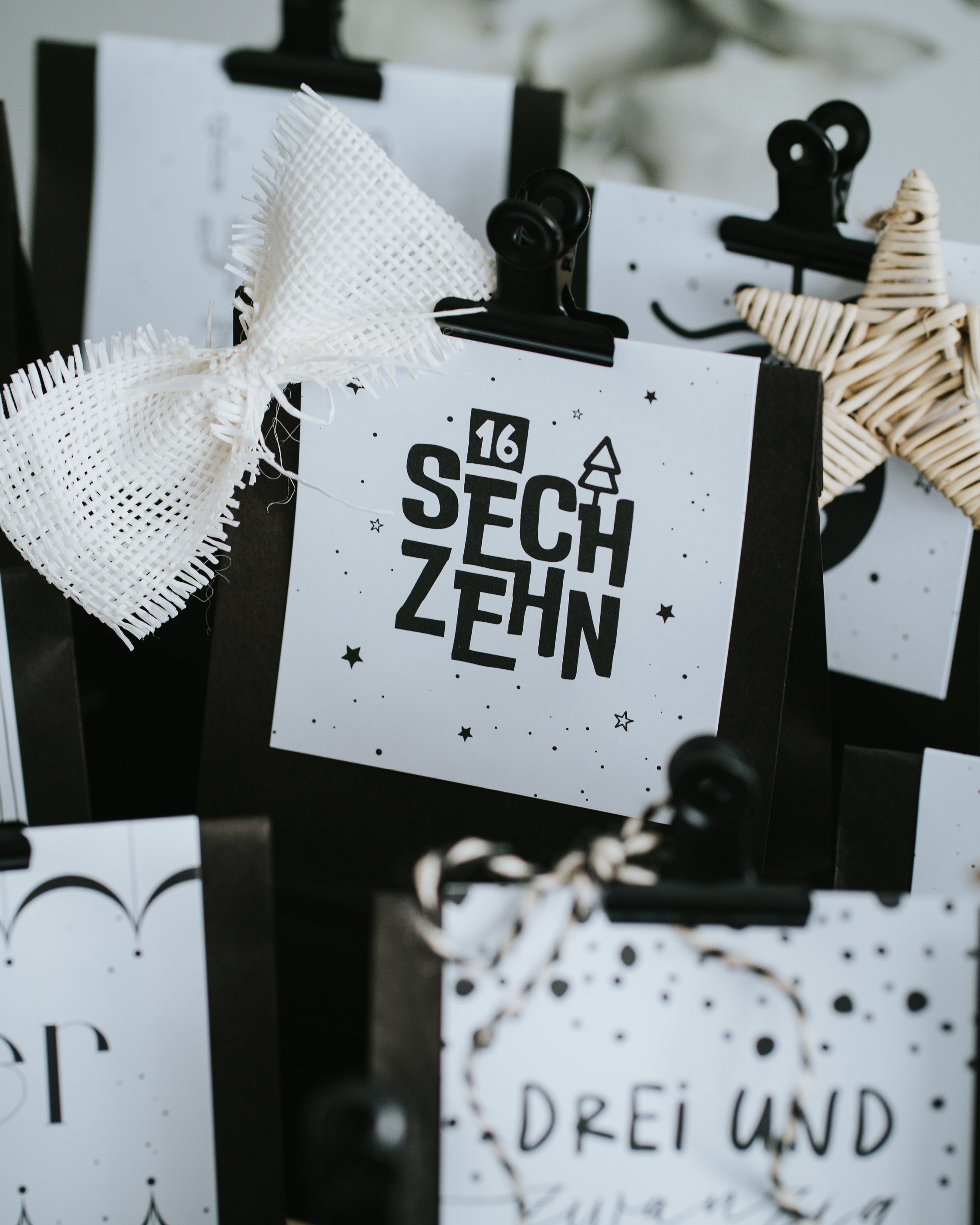 Modern gehaltener Adventskalender mit klarer Gestaltung – bereit für deine Ideen.