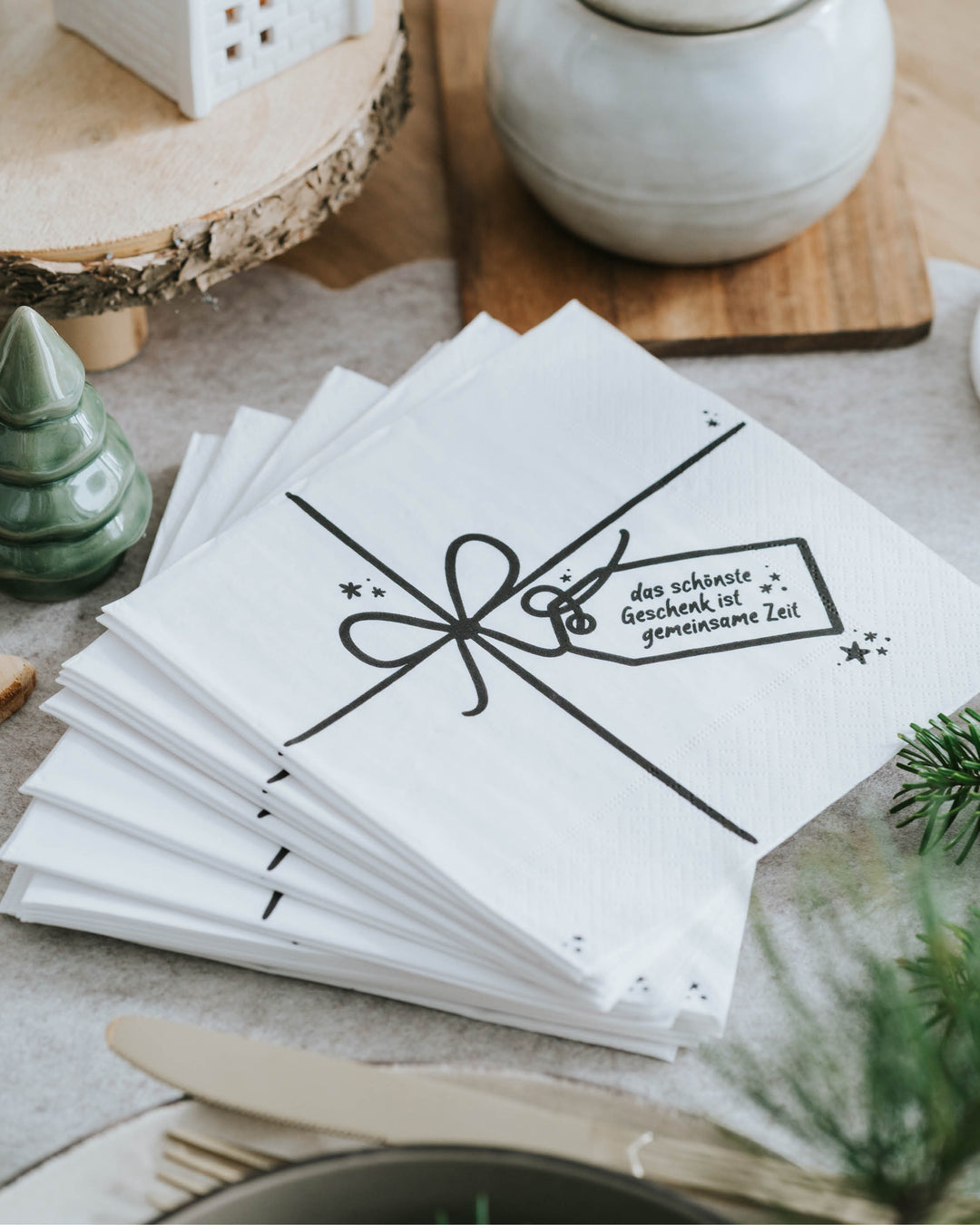Weihnachtliche Serviette mit Geschenk-Optik und wertvollem Spruch für besinnliche Runden.