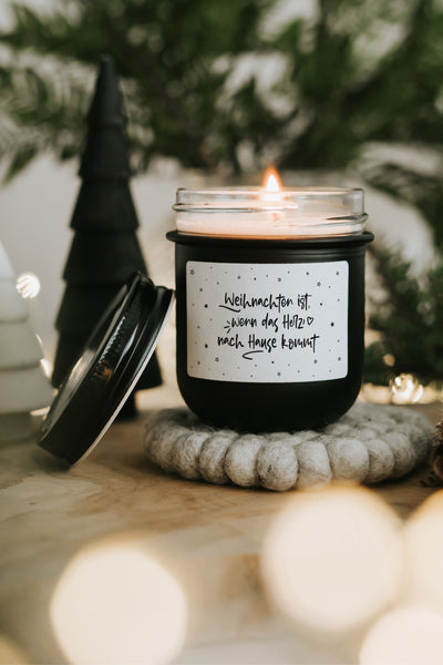 Stimmungsvolle Kerze für lange Winterabende – mit Spruch und weichem Lichtschein.