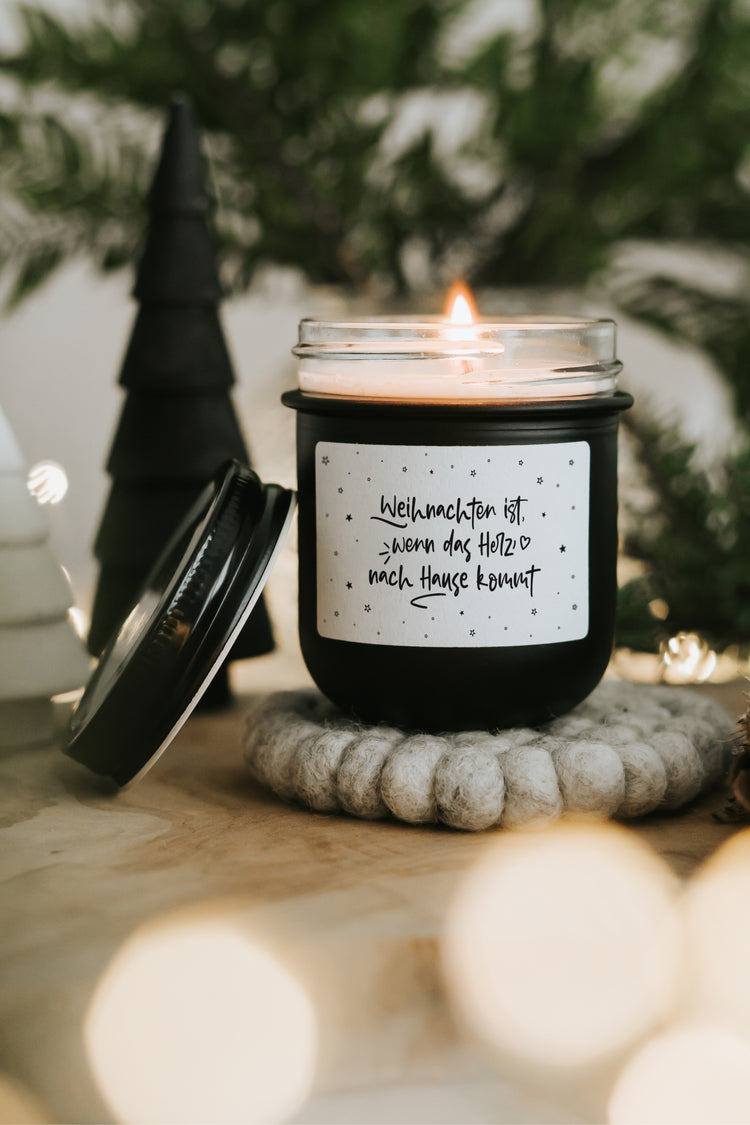 Stimmungsvolle Kerze für lange Winterabende – mit Spruch und weichem Lichtschein.