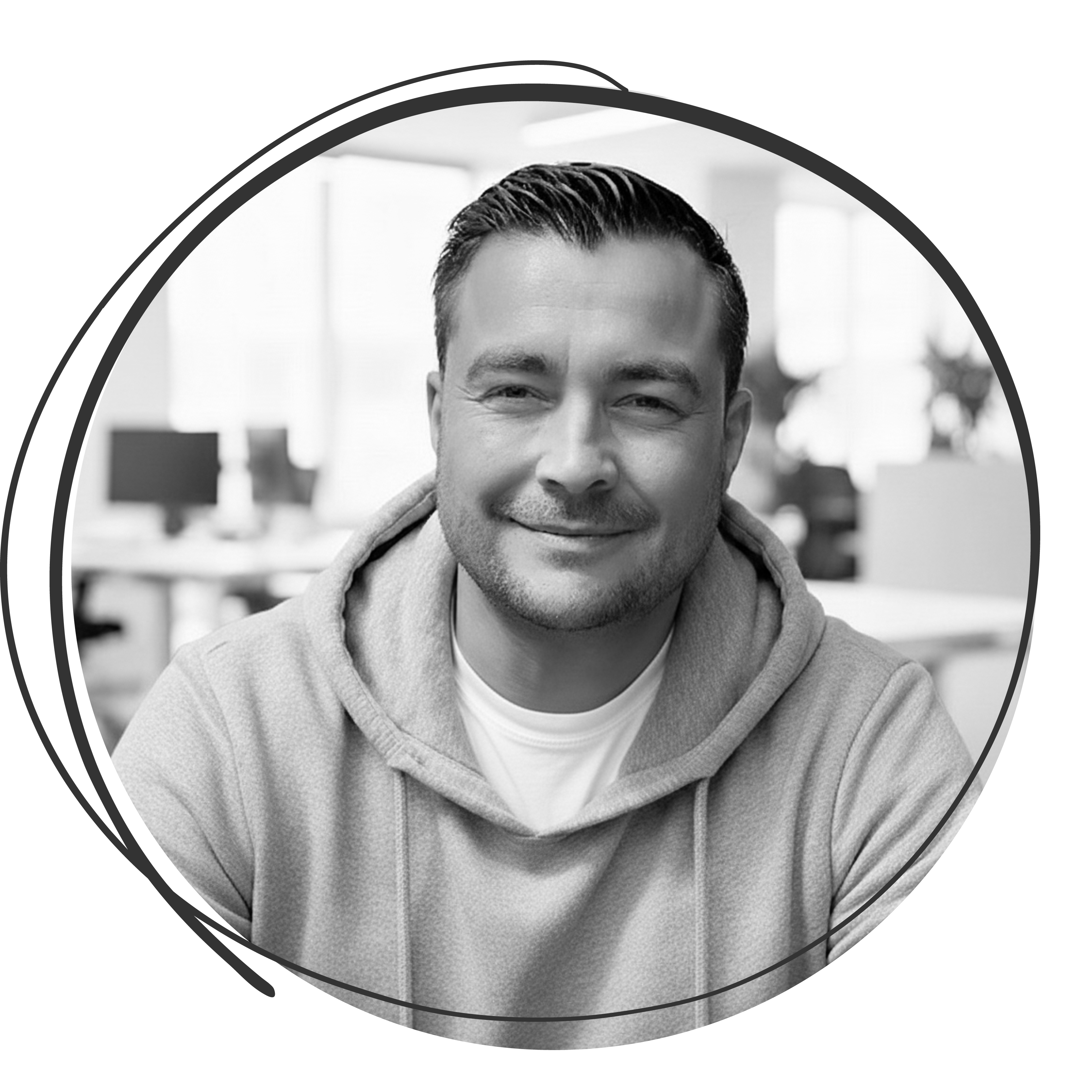 Teamfoto einer Person aus Geschäftsleitung und Marketing – strategische Markenführung bei Heldenglück