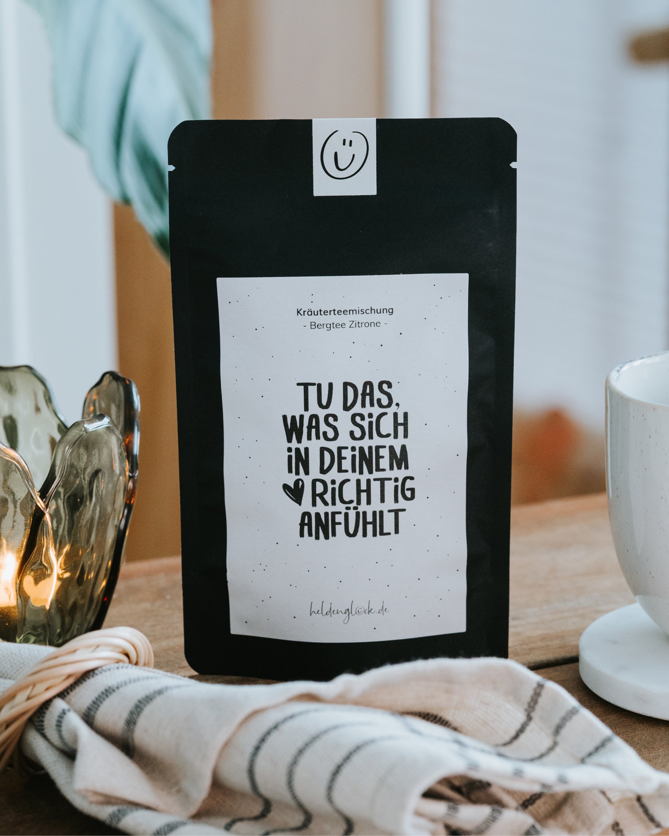 Erfrischender Tee mit Zitronen- und Kräuternote – ideal für bewusste Pausen und kleine Wohlfühlmomente